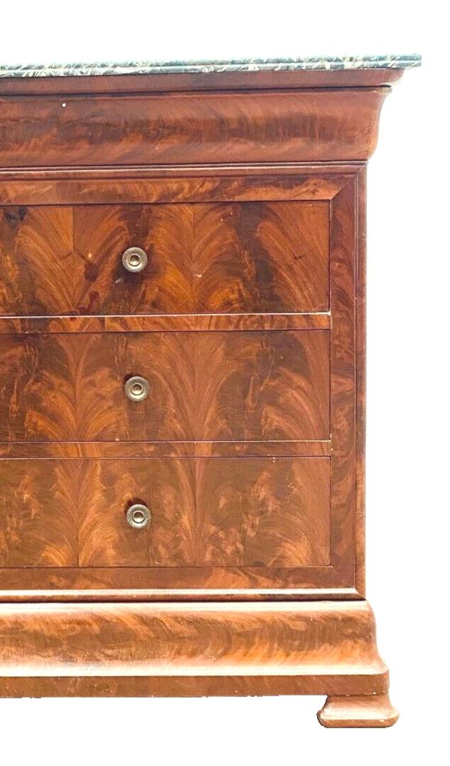 Louois Philippe chest of drawers with double ogees in mahogany and 19th century veneer