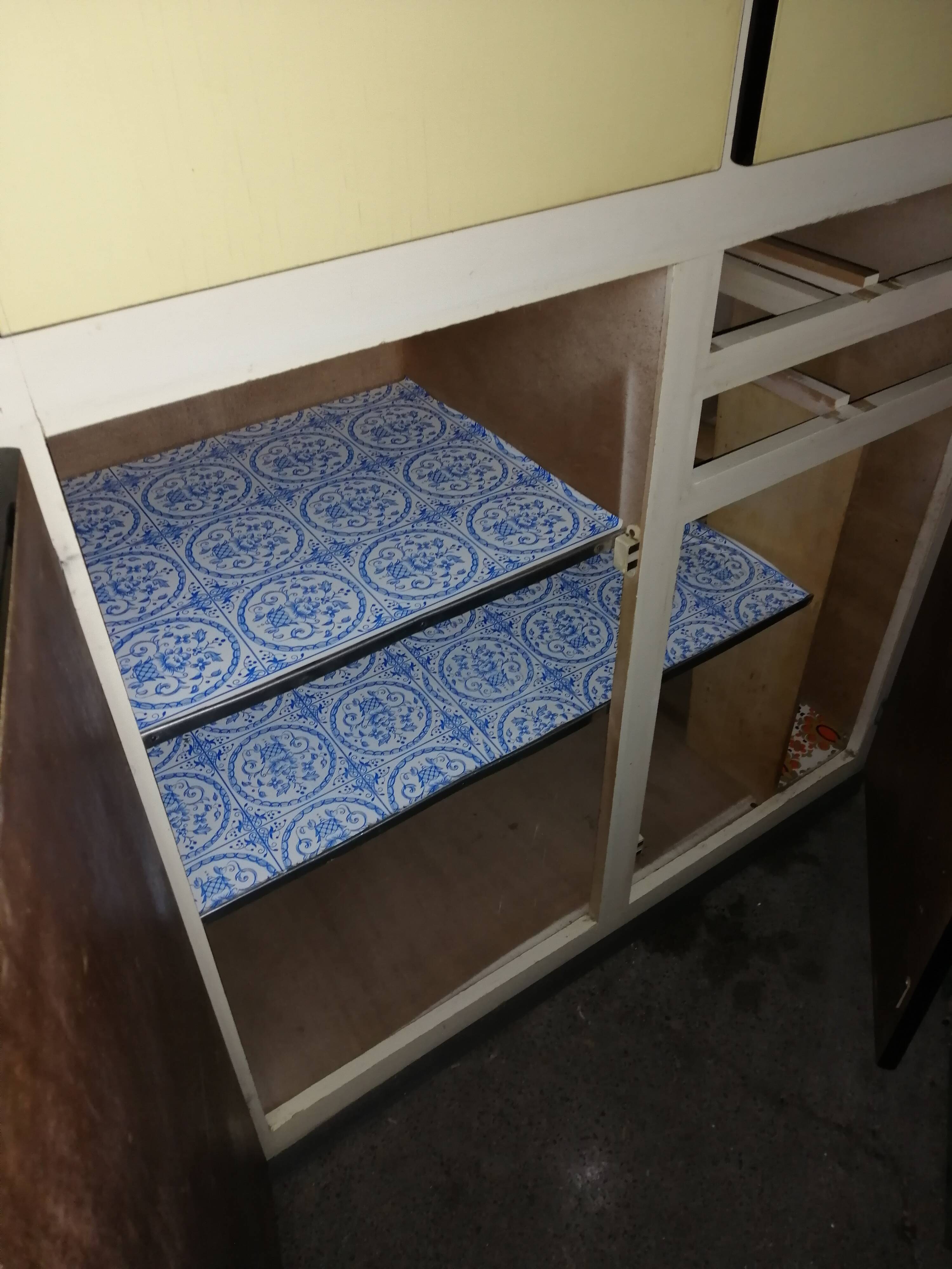 Buffet cuisine in pale yellow formica 50/60 years