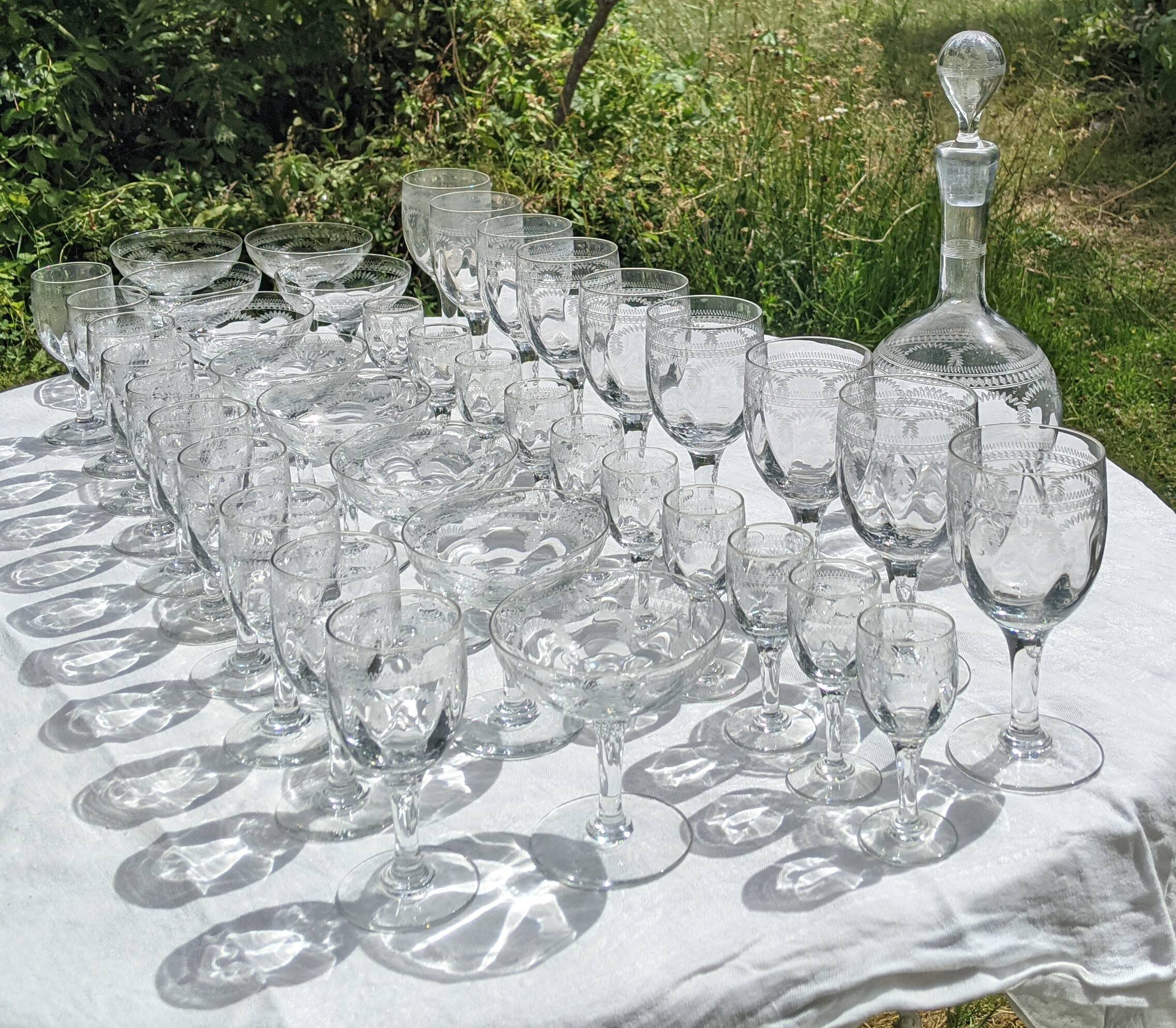 Belle Epoque. Verre souflé gravé. Service 40 pièces.