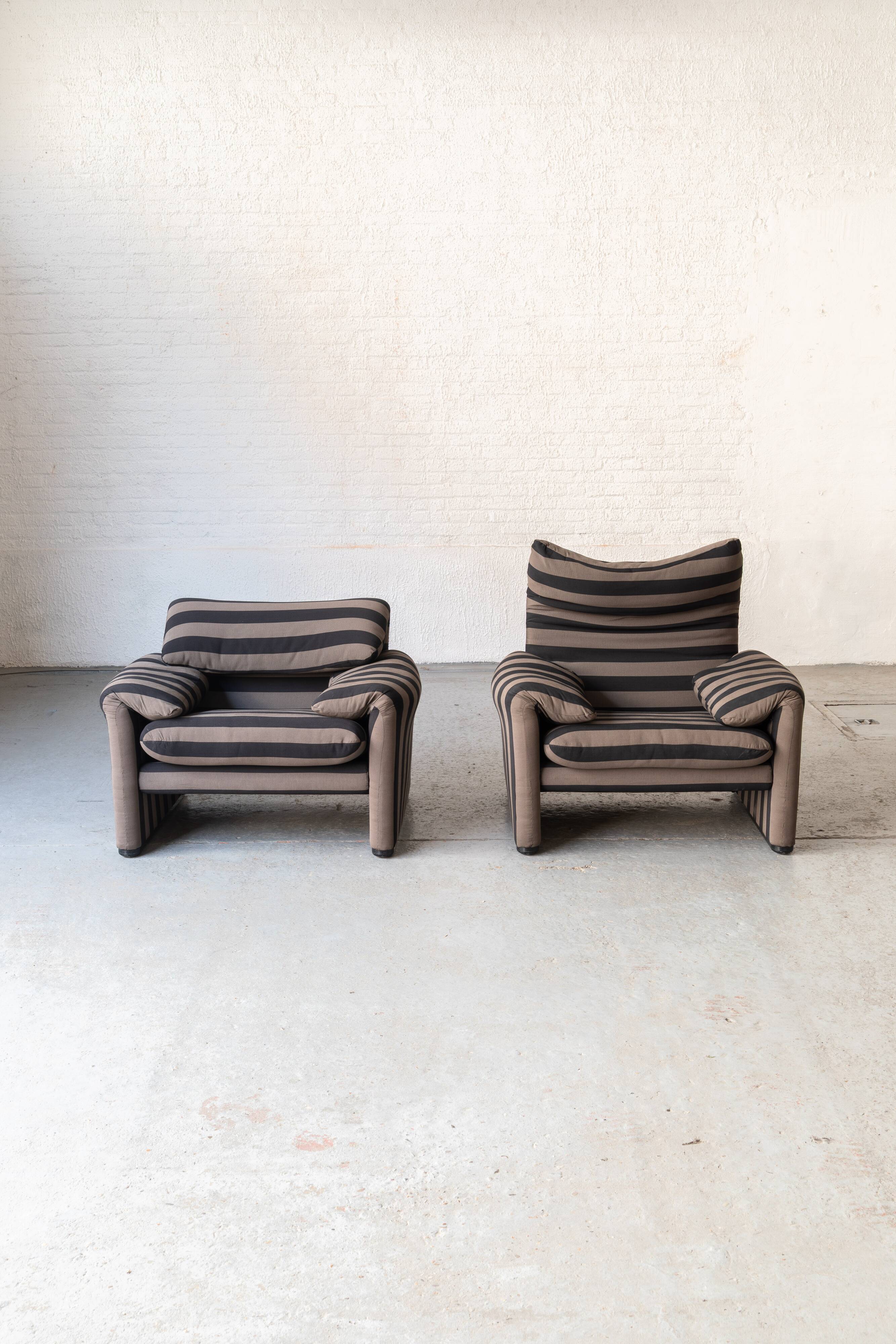 Set of 2 easy chairs 'Maralunga' by Vico Magistretti