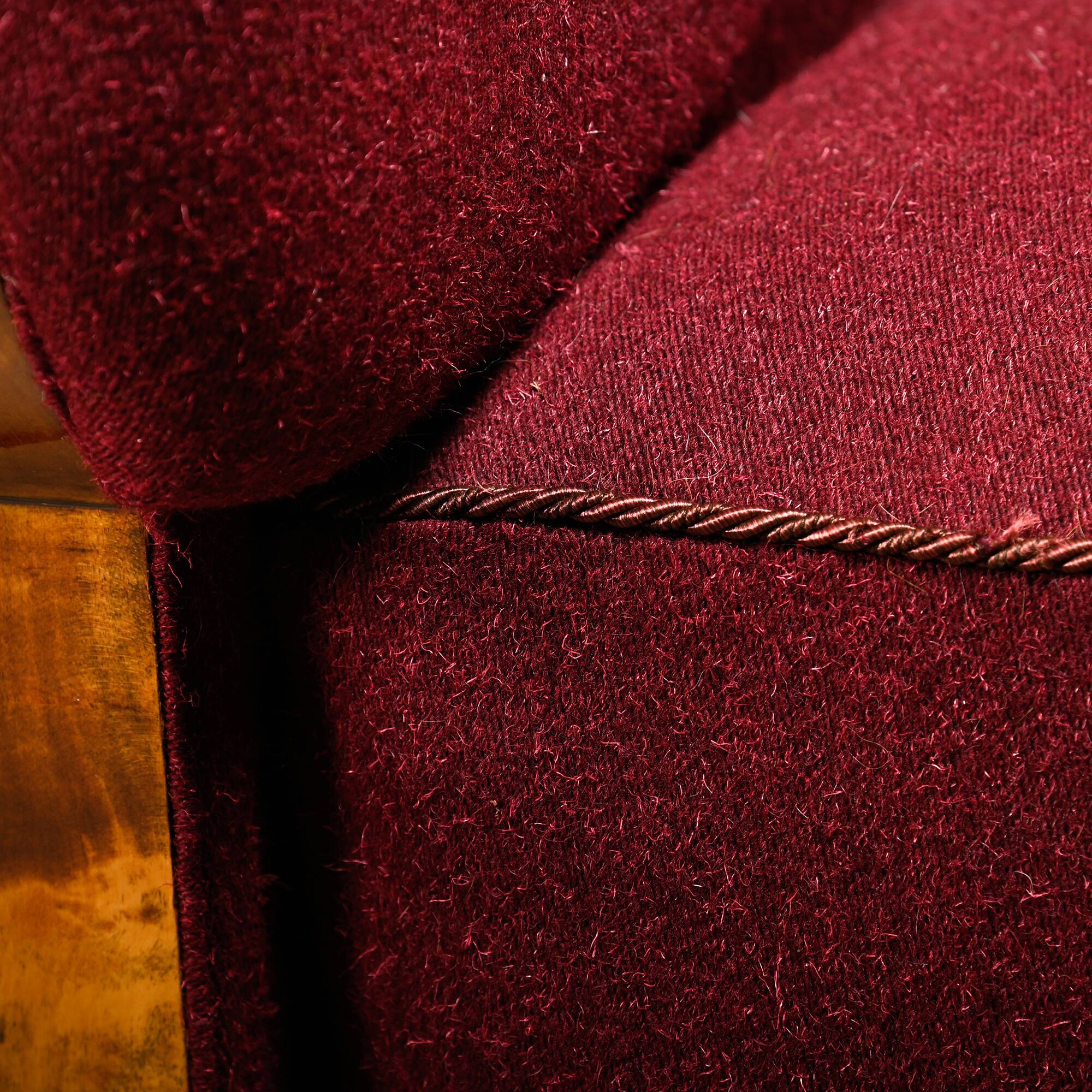 Paire de fauteuils Art déco d'ébéniste danois, revêtus de tissu de laine bordeaux