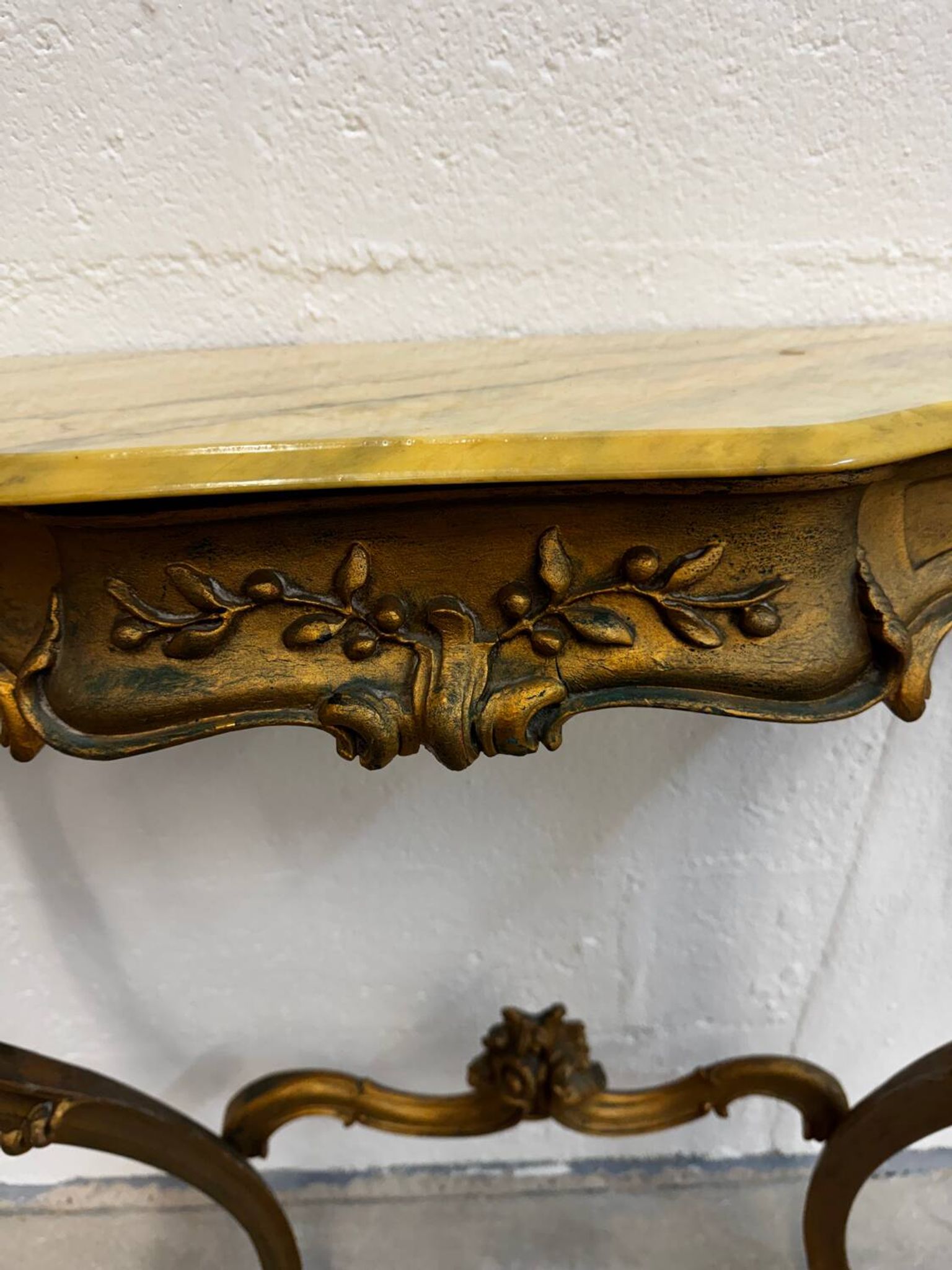 Console en bois sculpté doré et marbre de style Louis XV