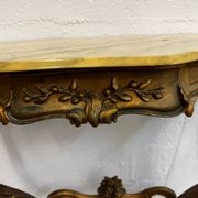 Console en bois sculpté doré et marbre de style Louis XV