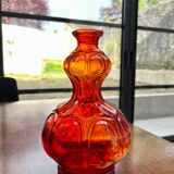 Vase en verre rouge