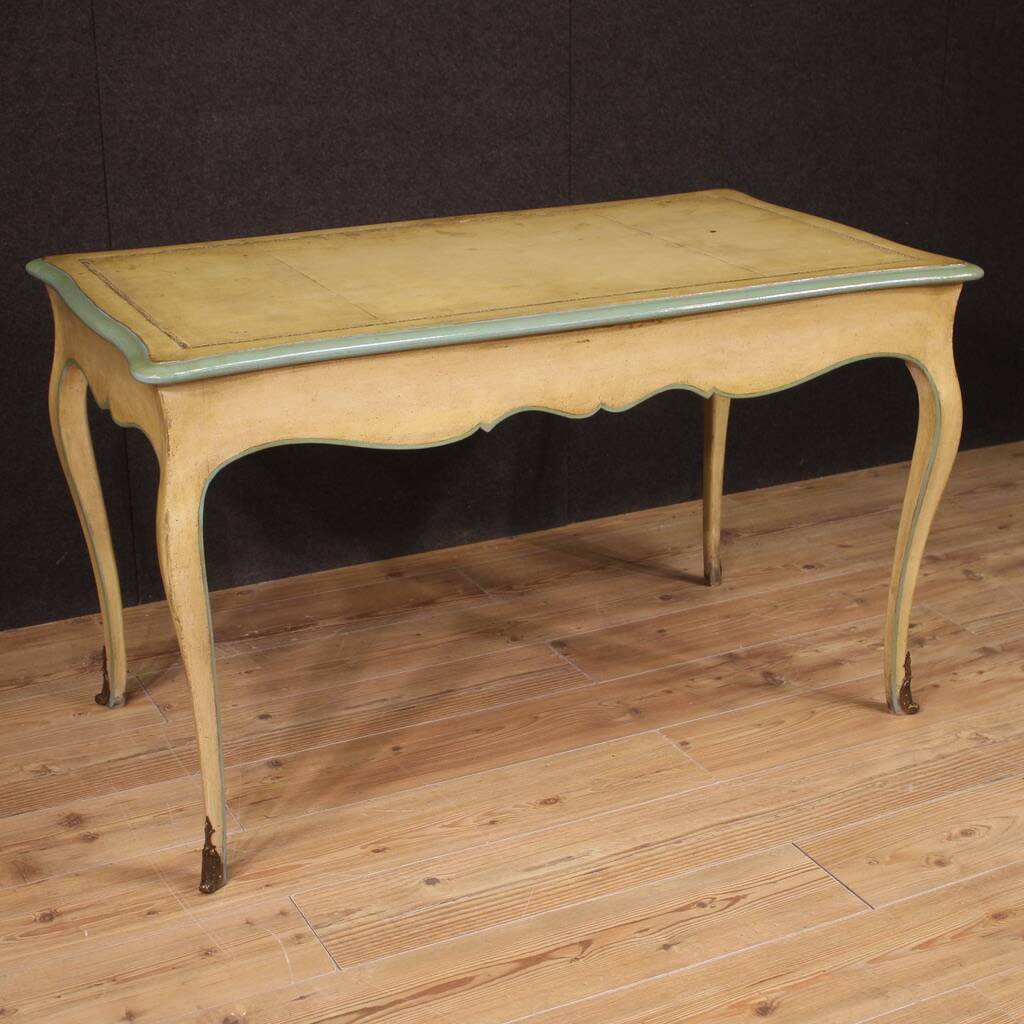 Grand bureau laqué de style Louis XV