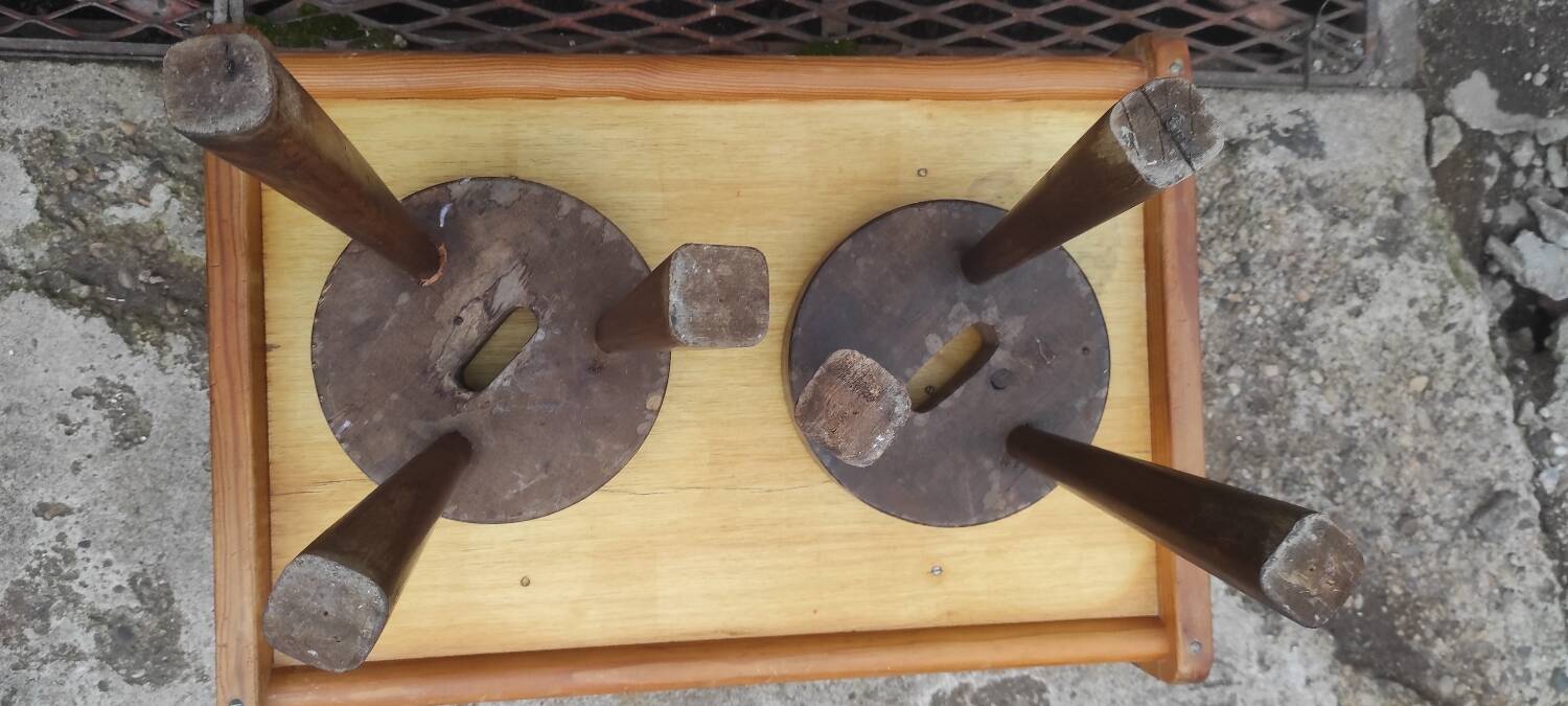 Paire de tabourets de ferme traite rustiques campagnards