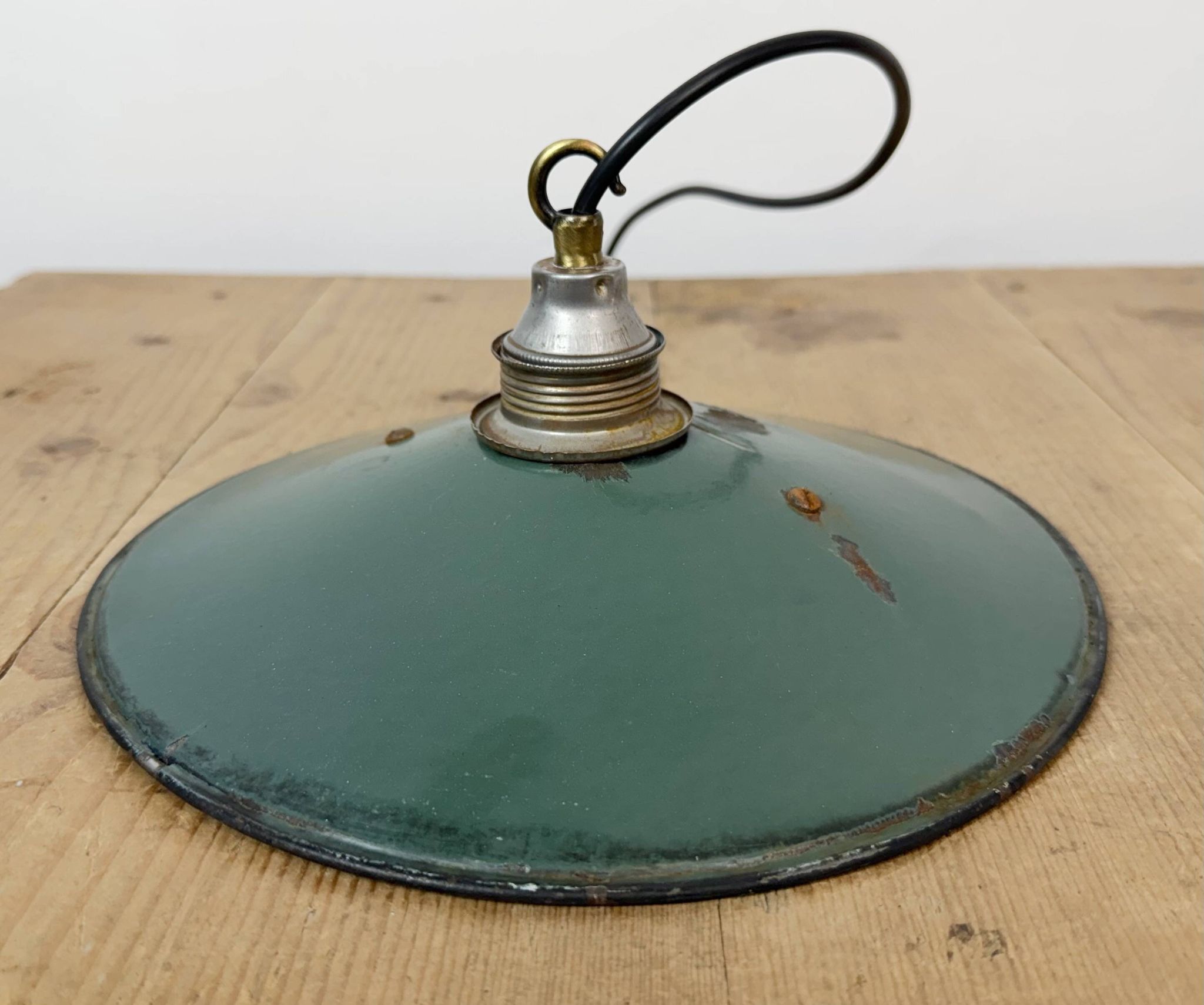 Lumière émaillée verte industrielle, années 1950