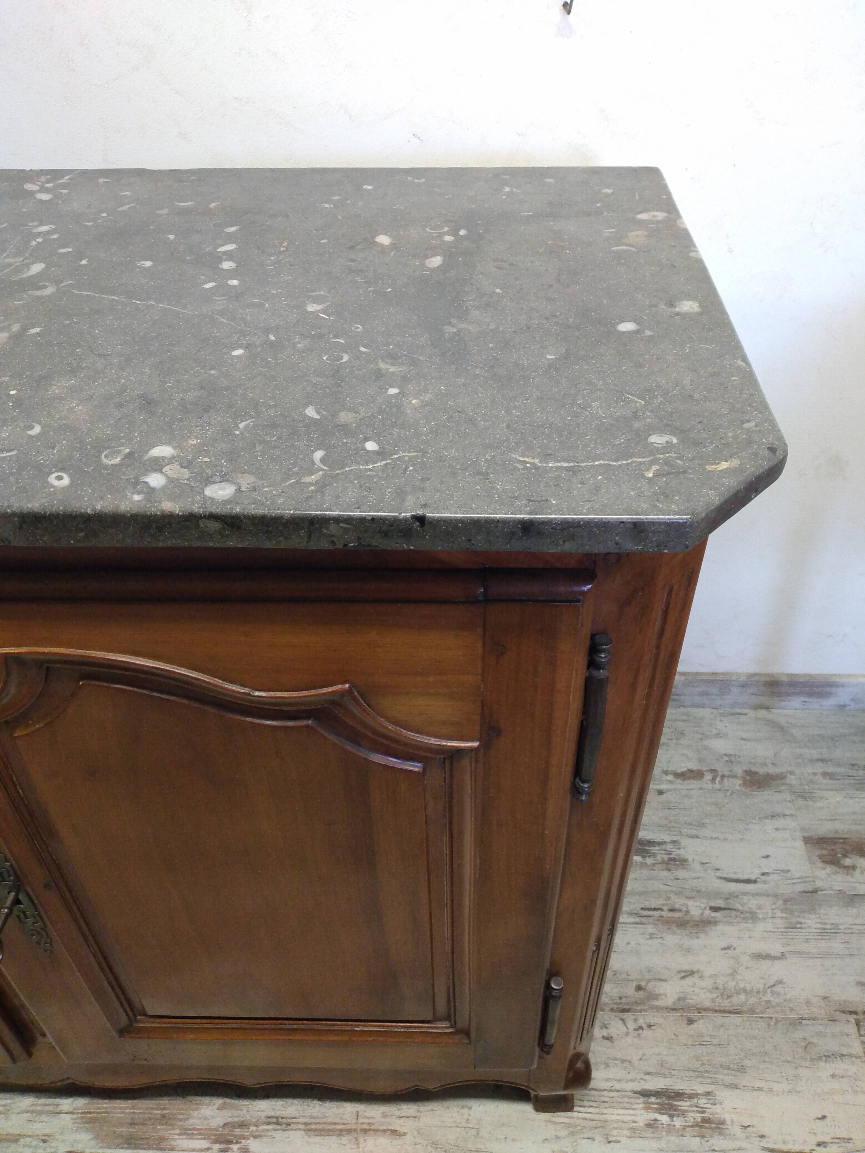 Buffet bas avec marbre