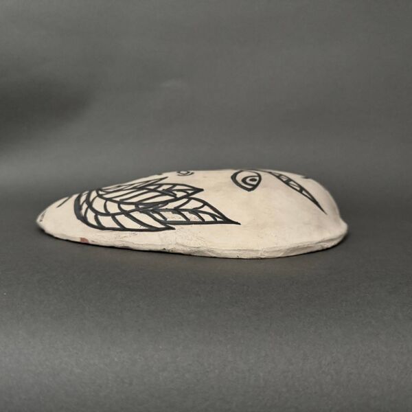 Masque africaniste en terre cuite émaillée blanche visage signé Colette
