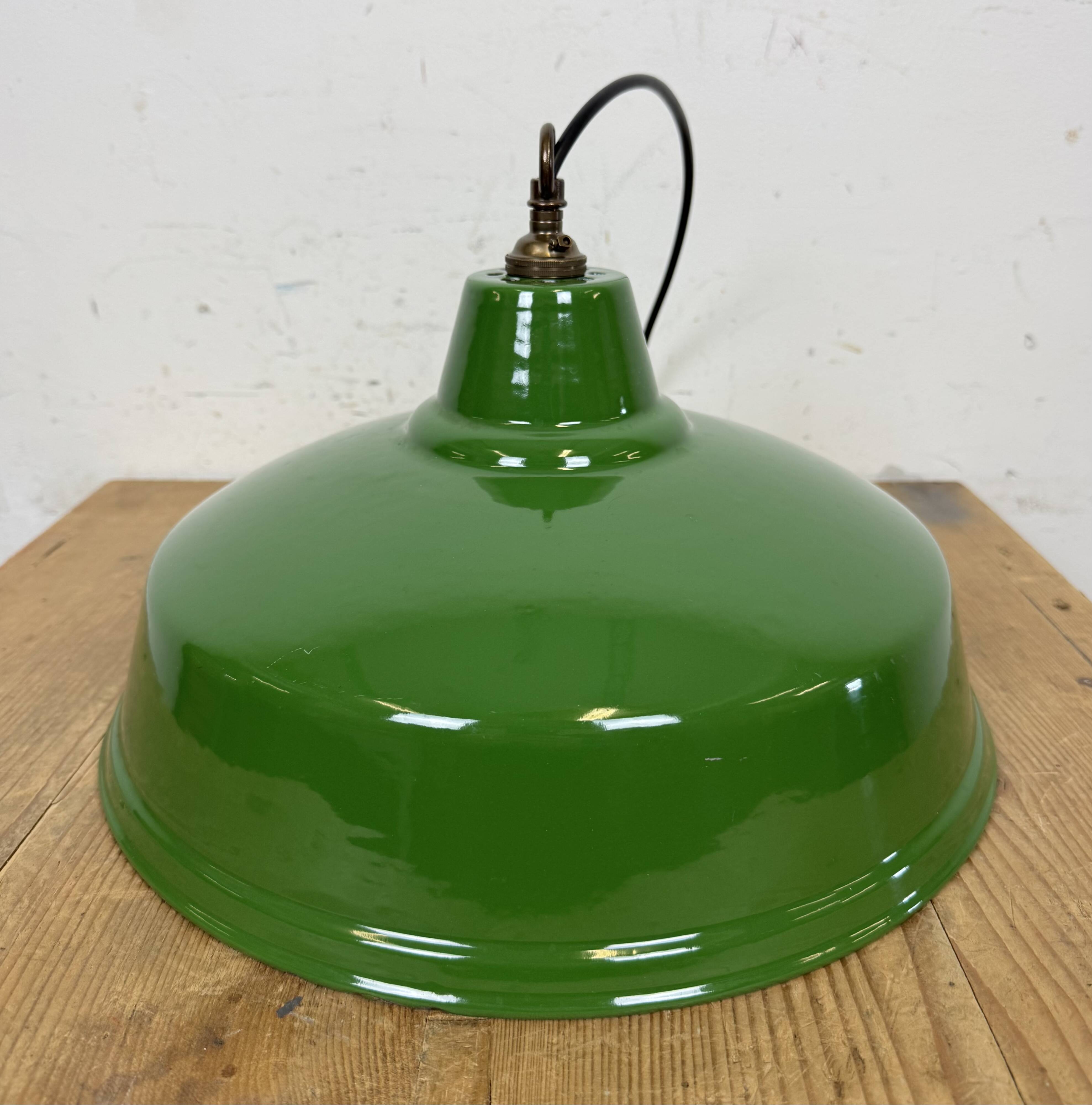 Suspension industrielle en émail vert britannique, années 1960