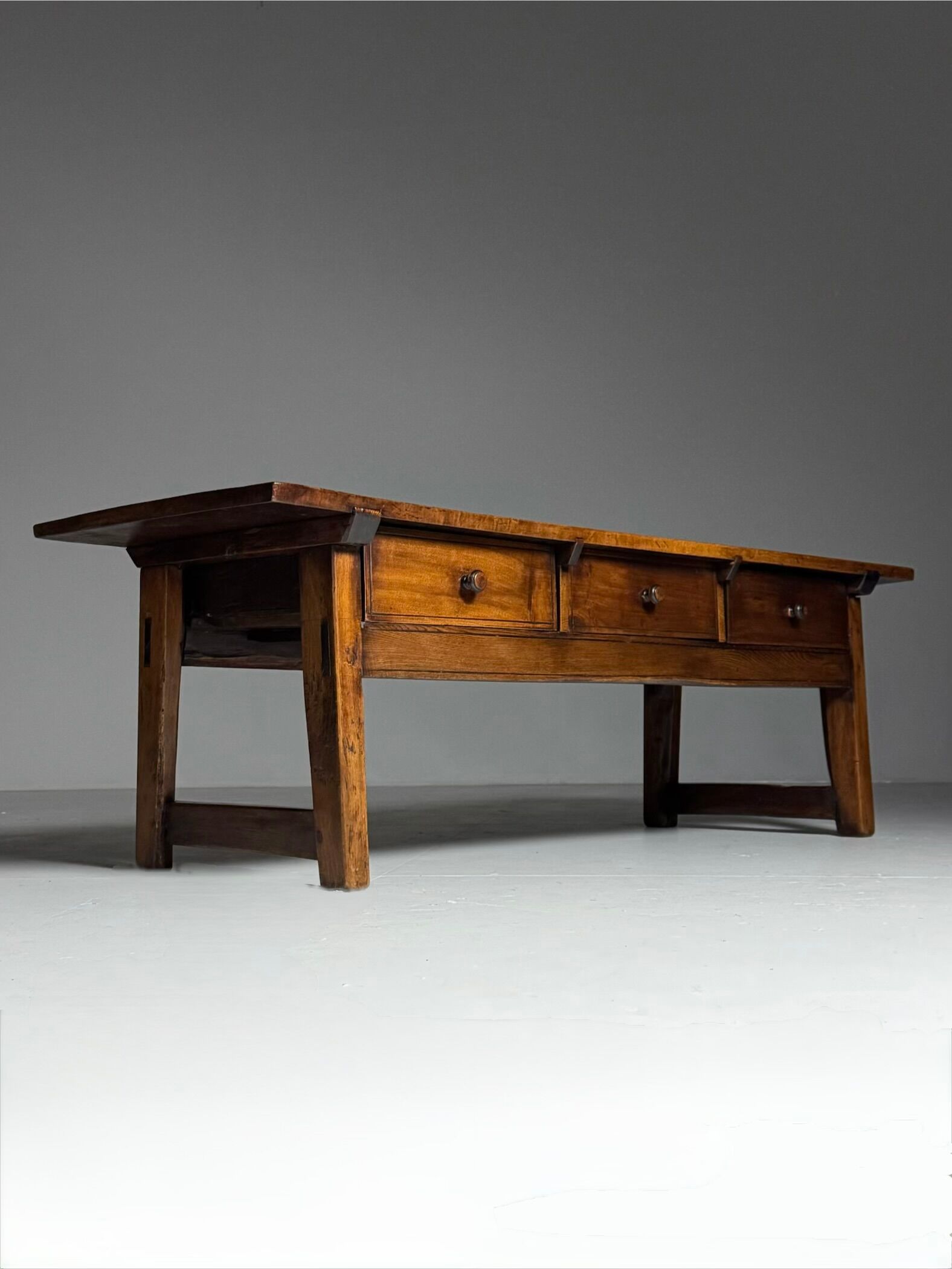 Table basse espagnole du 19ème siècle