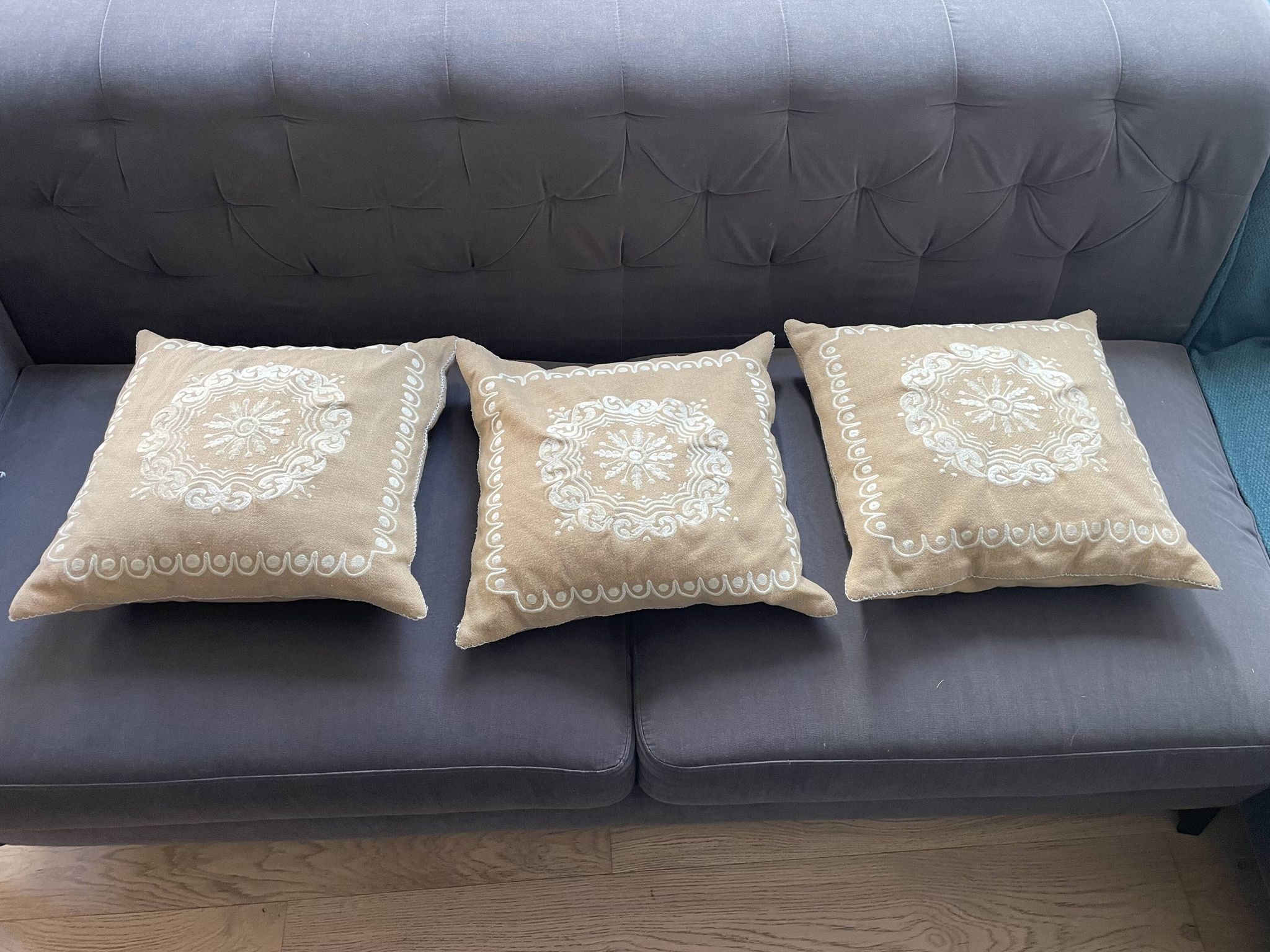 Coussin Pierre Frey Paris 40x40 laine brodée – garnissage plumes