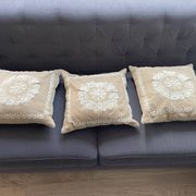 Coussin Pierre Frey Paris 40x40 laine brodée – garnissage plumes