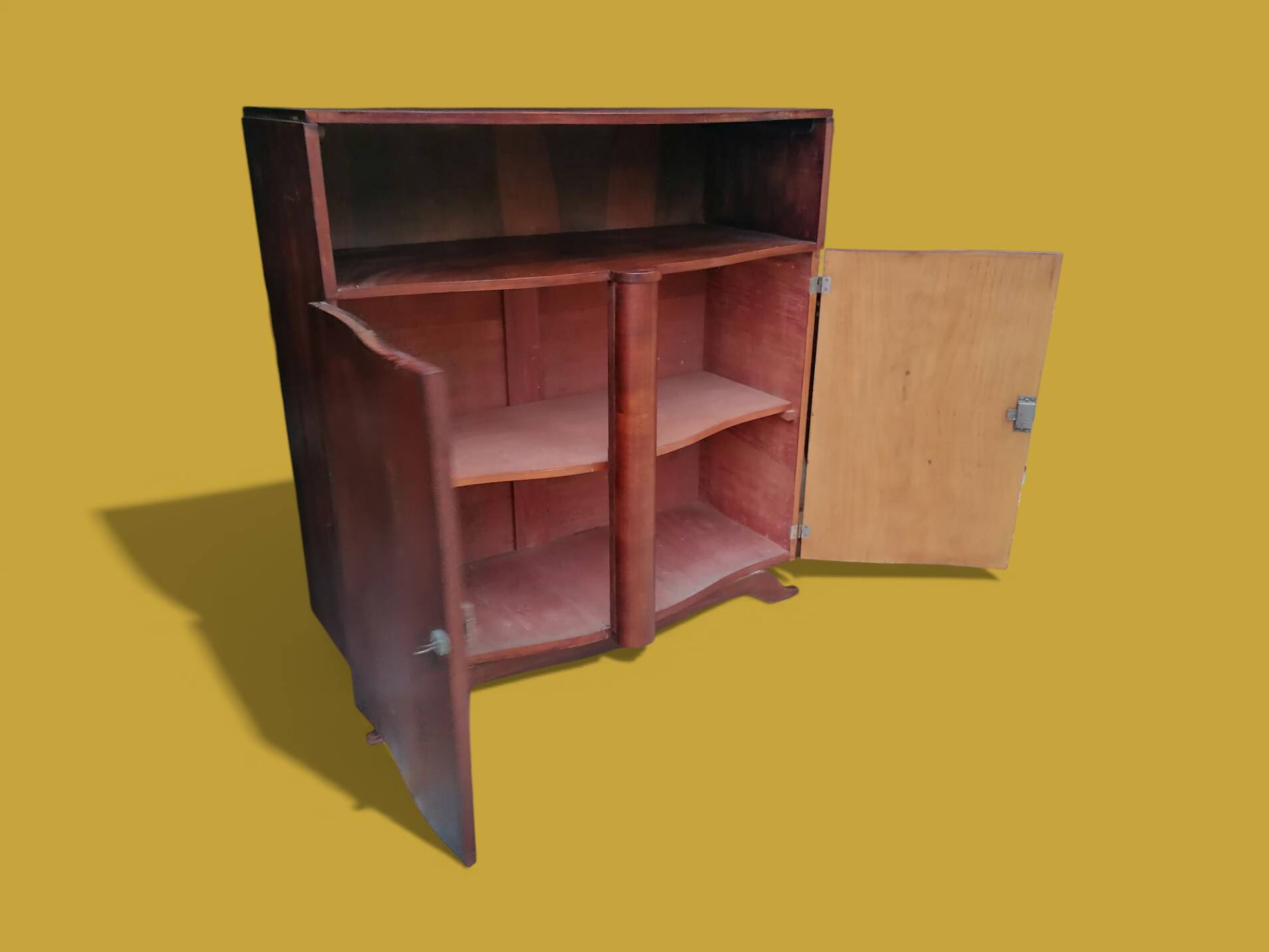 Petit buffet art déco en bois de plaquage.