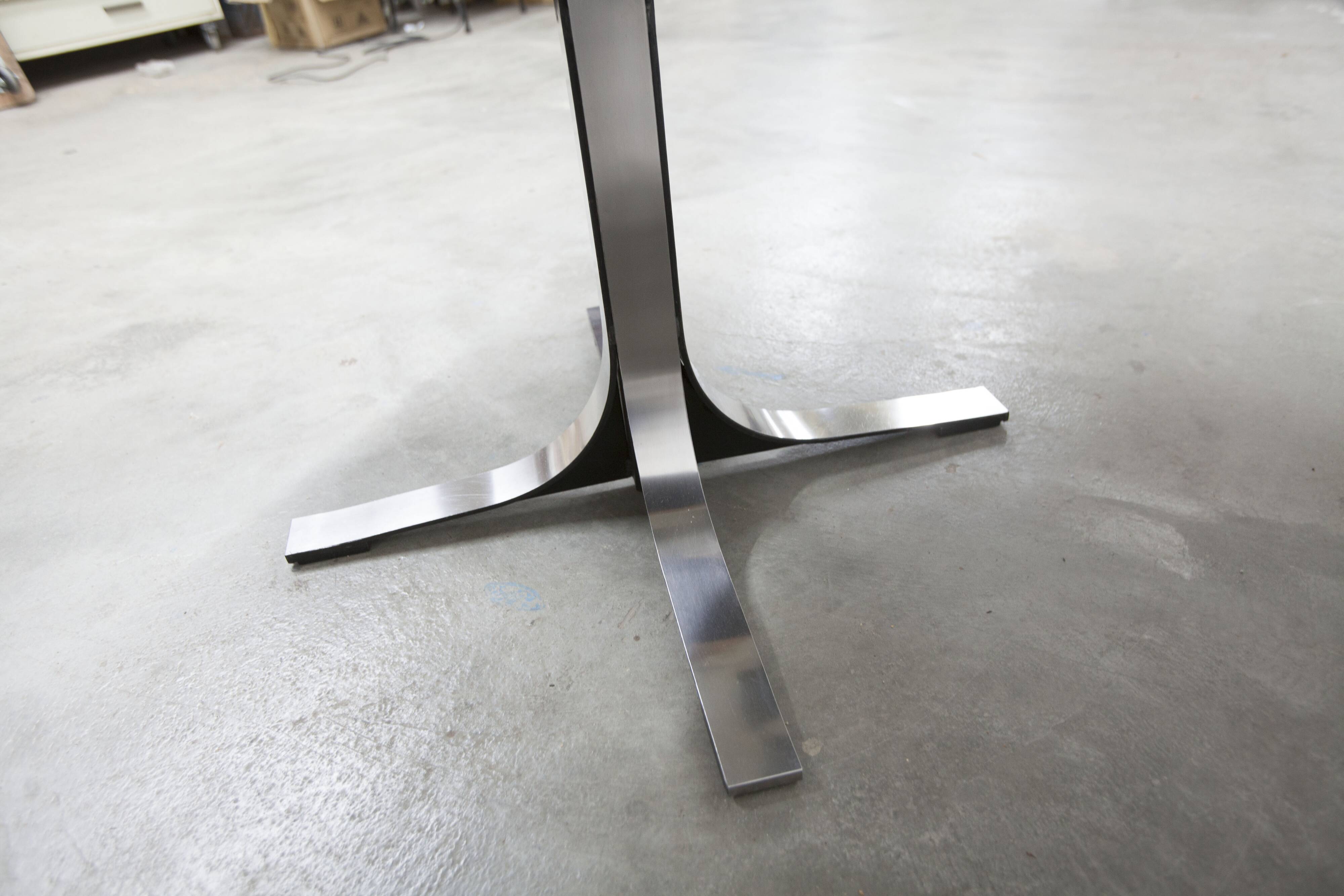 Round table rises and lowers Osvaldo Borsani black and chrome with extension