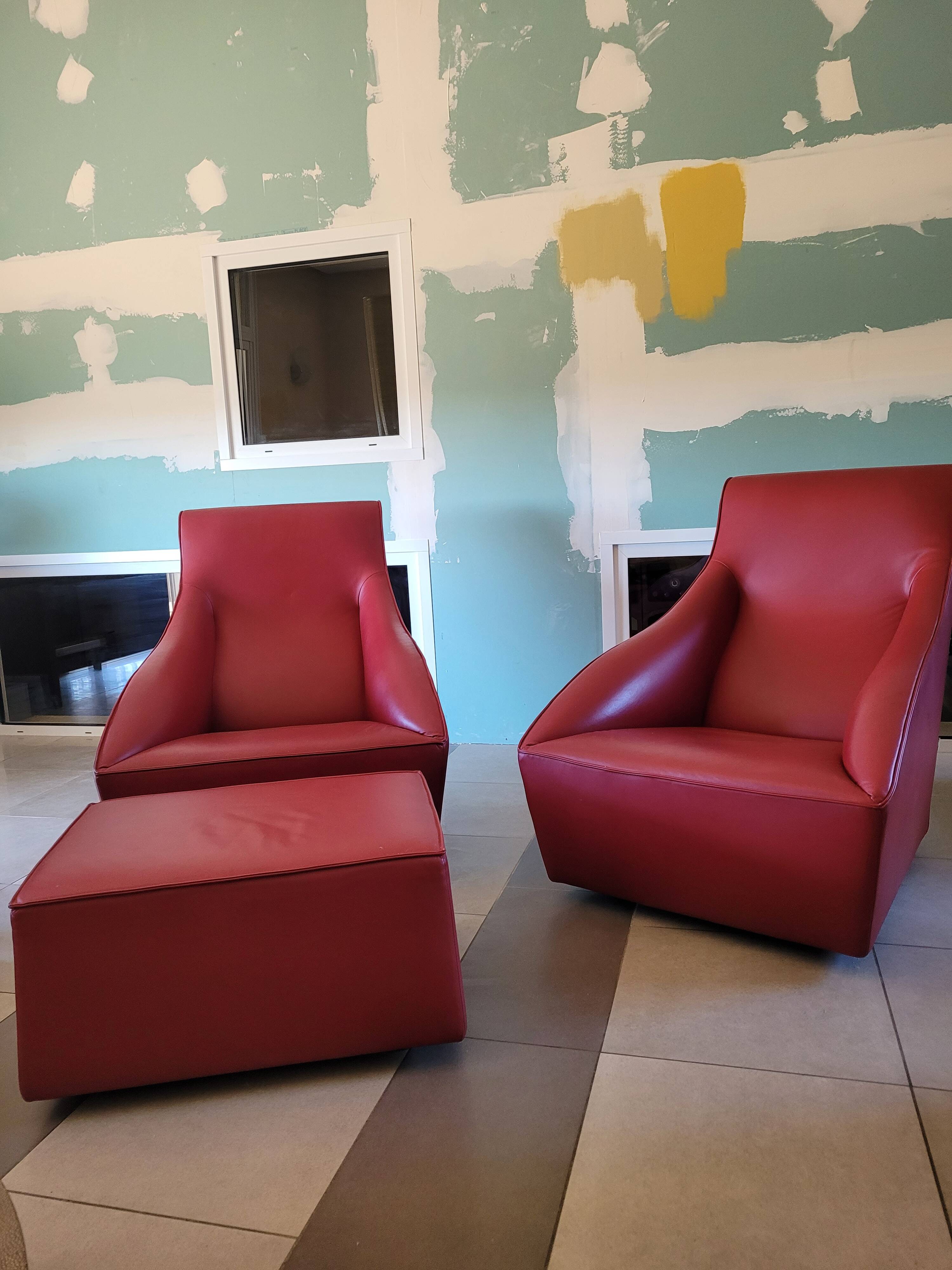 Doda Molteni leather armchairs and pouf