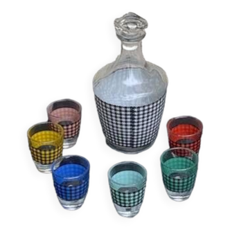 Liquor service consisting of a carafe and 6 small shot glasses, houndstooth pattern