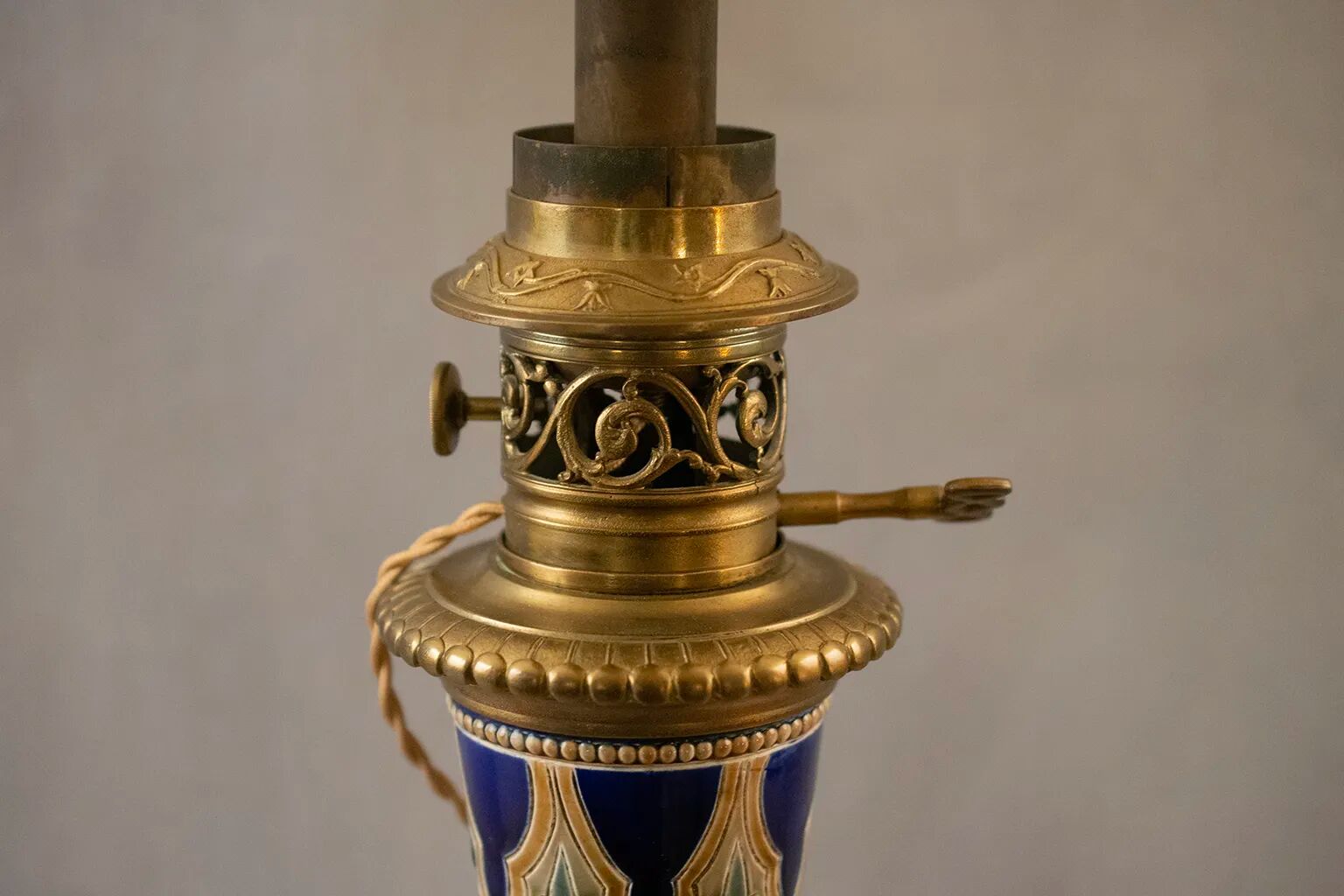 Paire de vases Longwy montés en lampe avec monture en bronze doré, fin XIXe