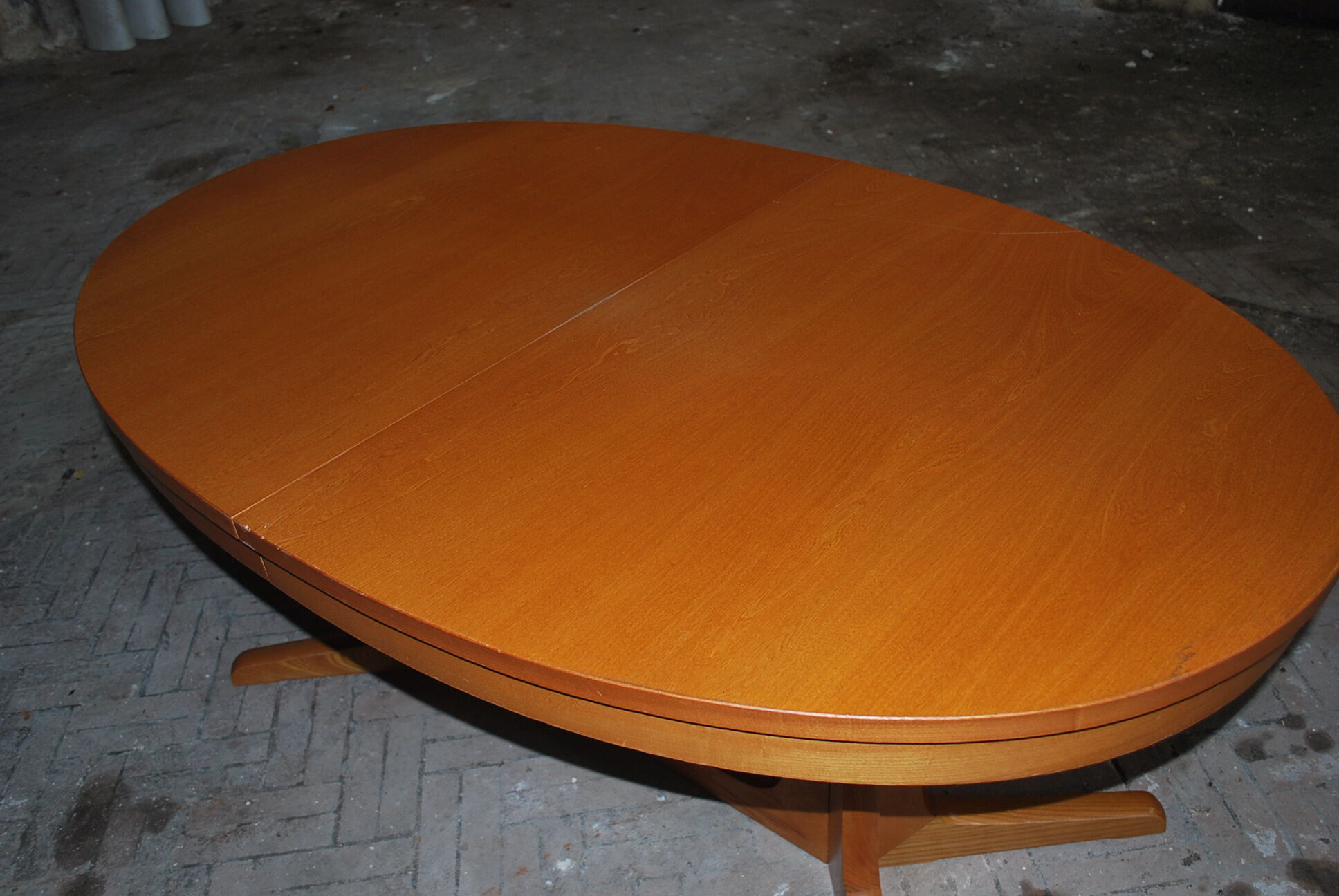 Baumann oval expandable table