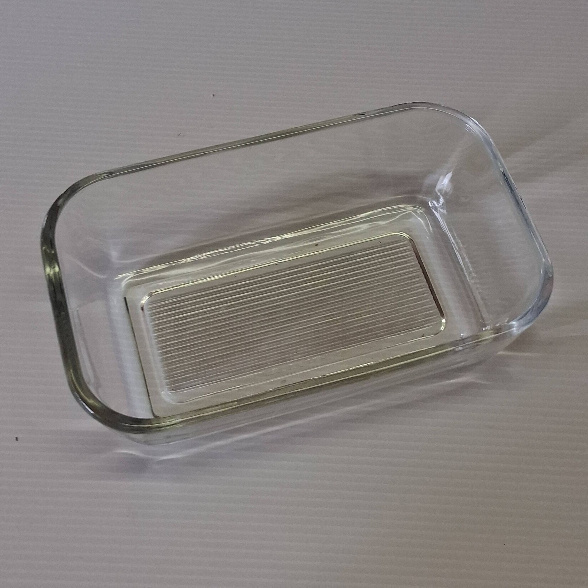 Very nice glass butter dish from Arcoroc in very good condition.