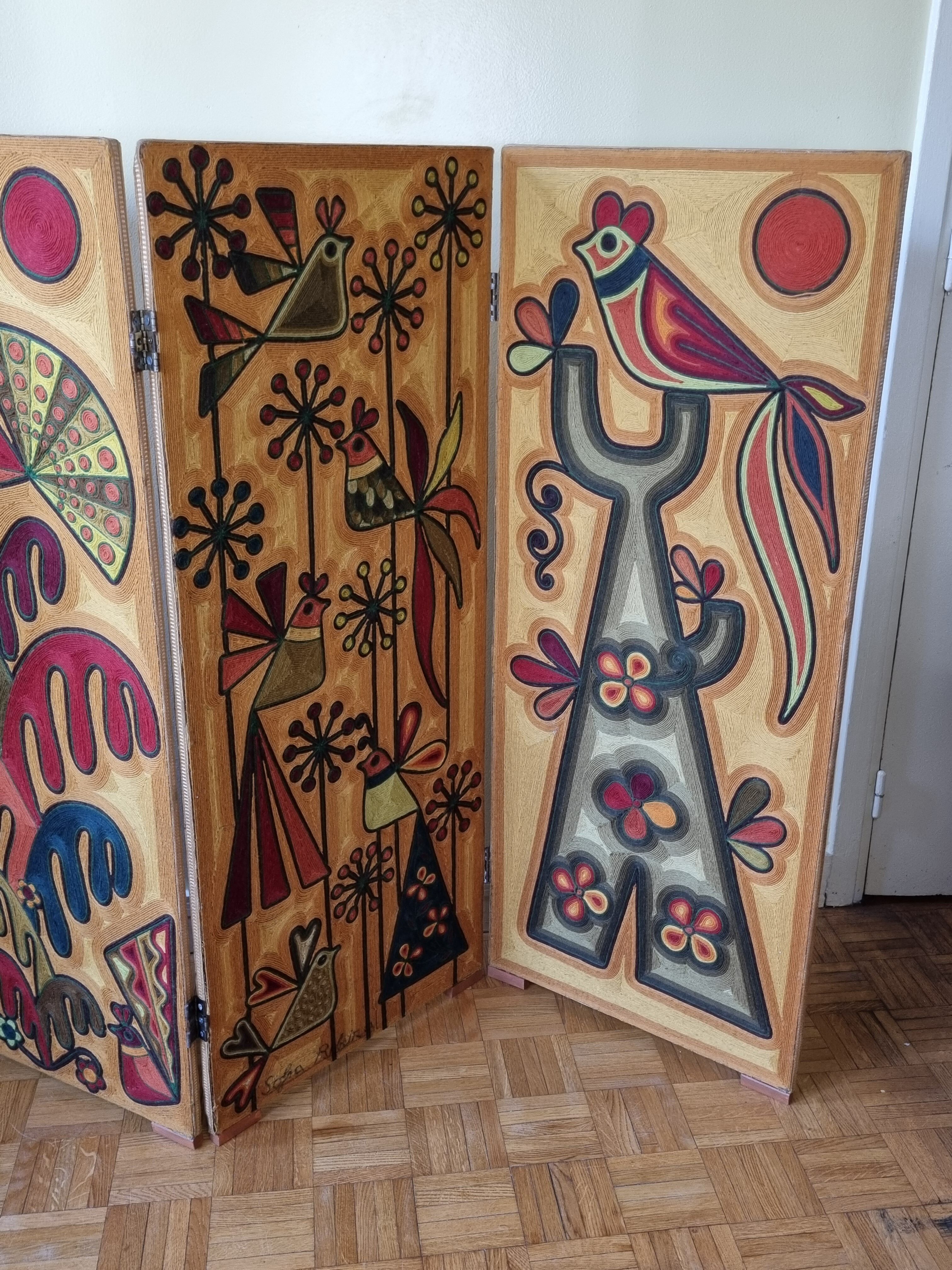 Paravent à décor de fils de laine, art "Huichol", signé, 123 cm