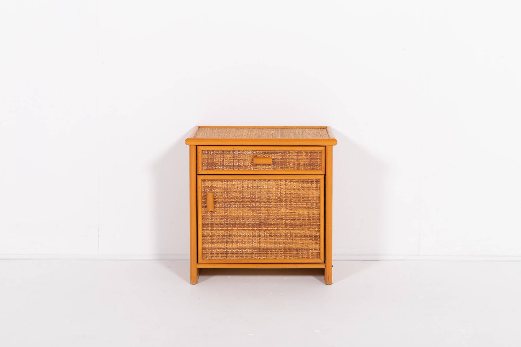 Armoire vintage en rotin et osier
