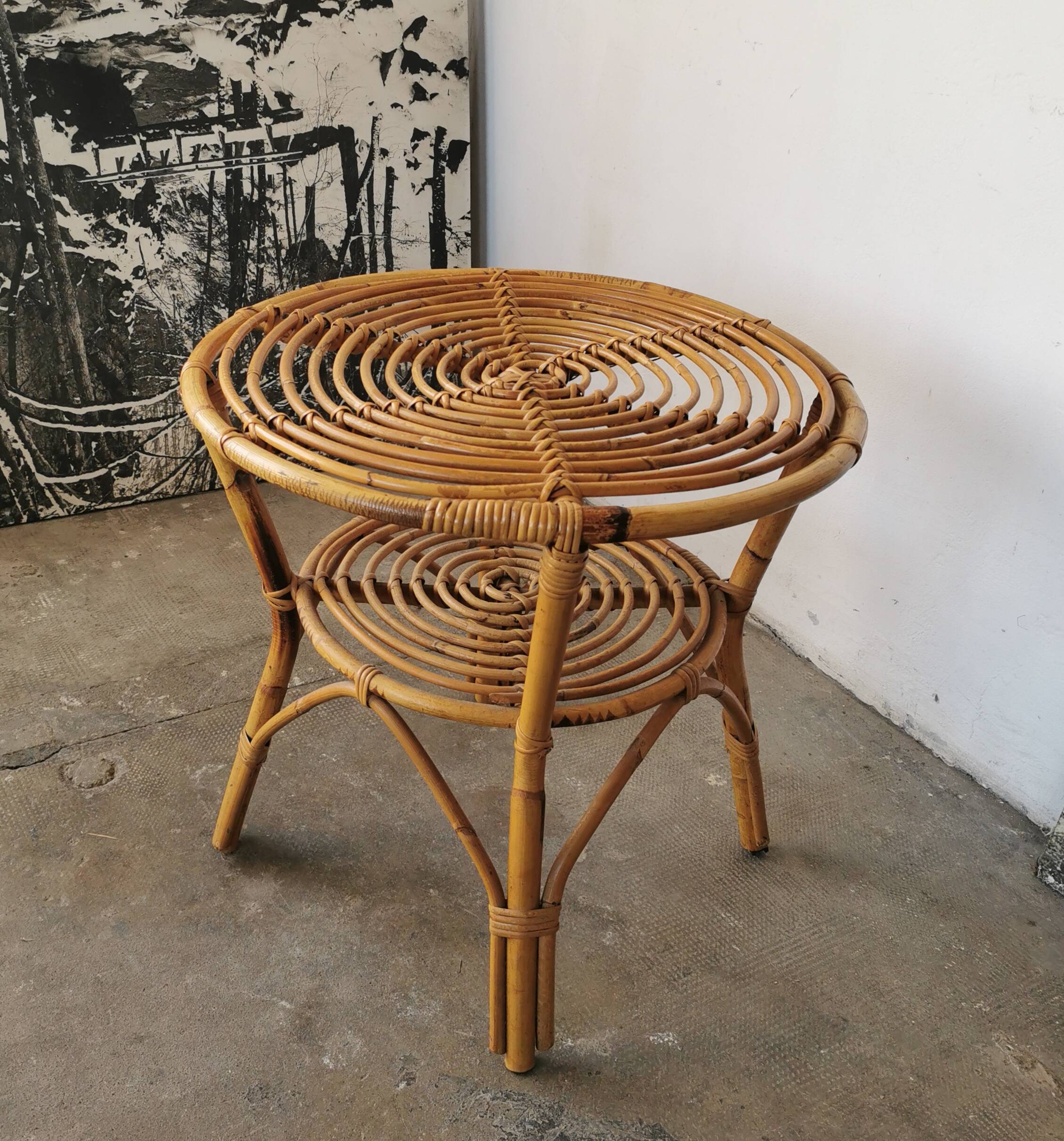 Round rattan table
