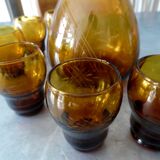Service boueille et 8 petits verres ciselés