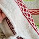 Plaid marocain en laine tissée main et décoré de rayures et pompons