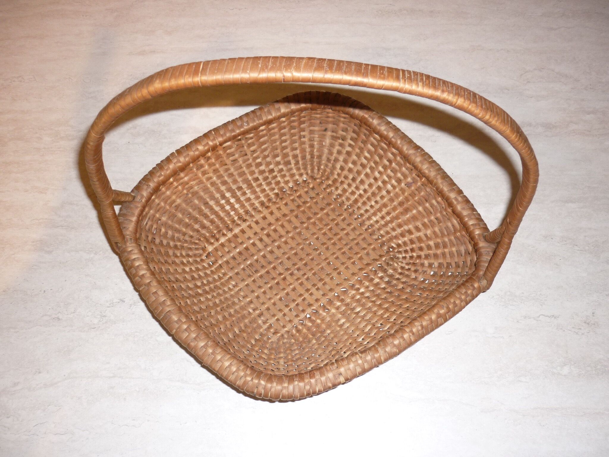 Flat diamond-shaped rattan basket with handle