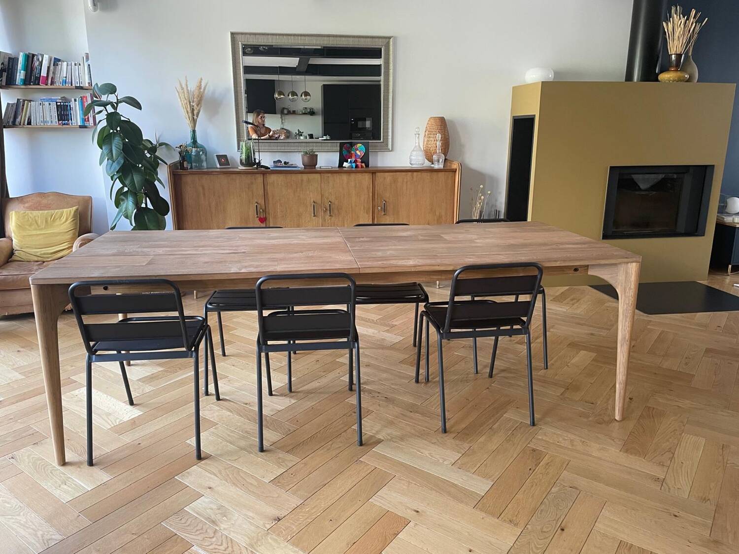 Beautiful extendable teak dining table. It is brand new (purchased