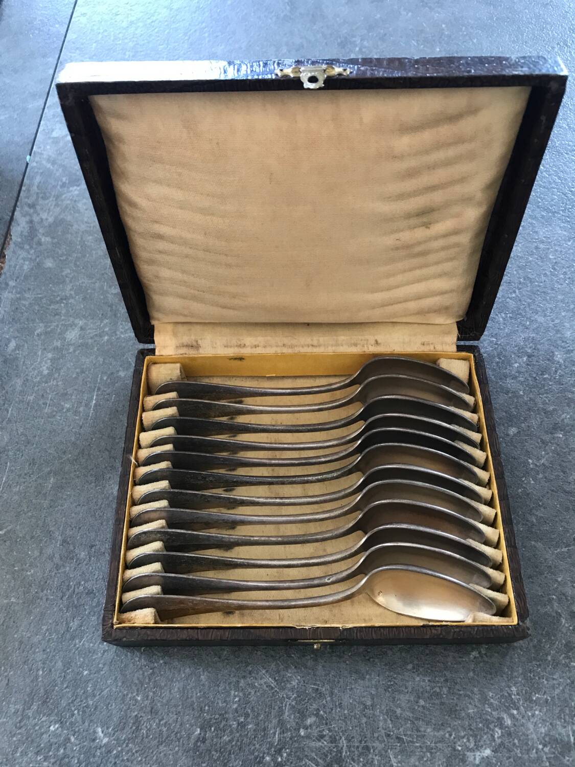 Series of 12 teaspoons in silver metal