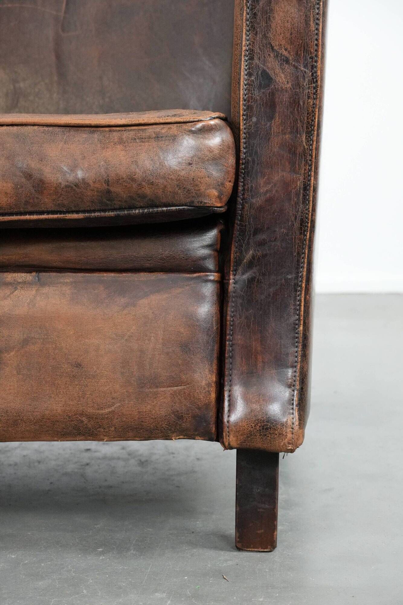 Sleekly shaped timeless design armchair made of sheepskin leather