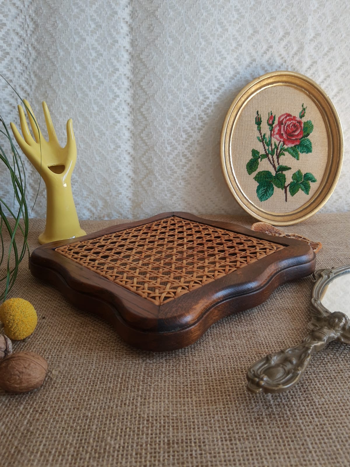 Dessous de plat bois et cannage vintage