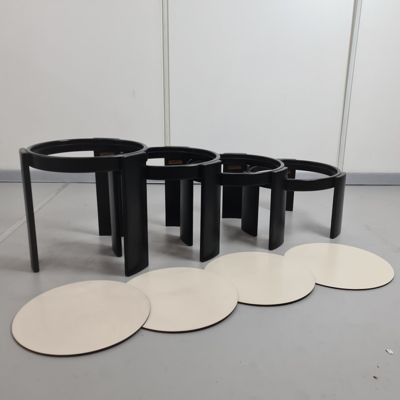 Tables gigognes noires par Gianfranco Frattini pour Cassina