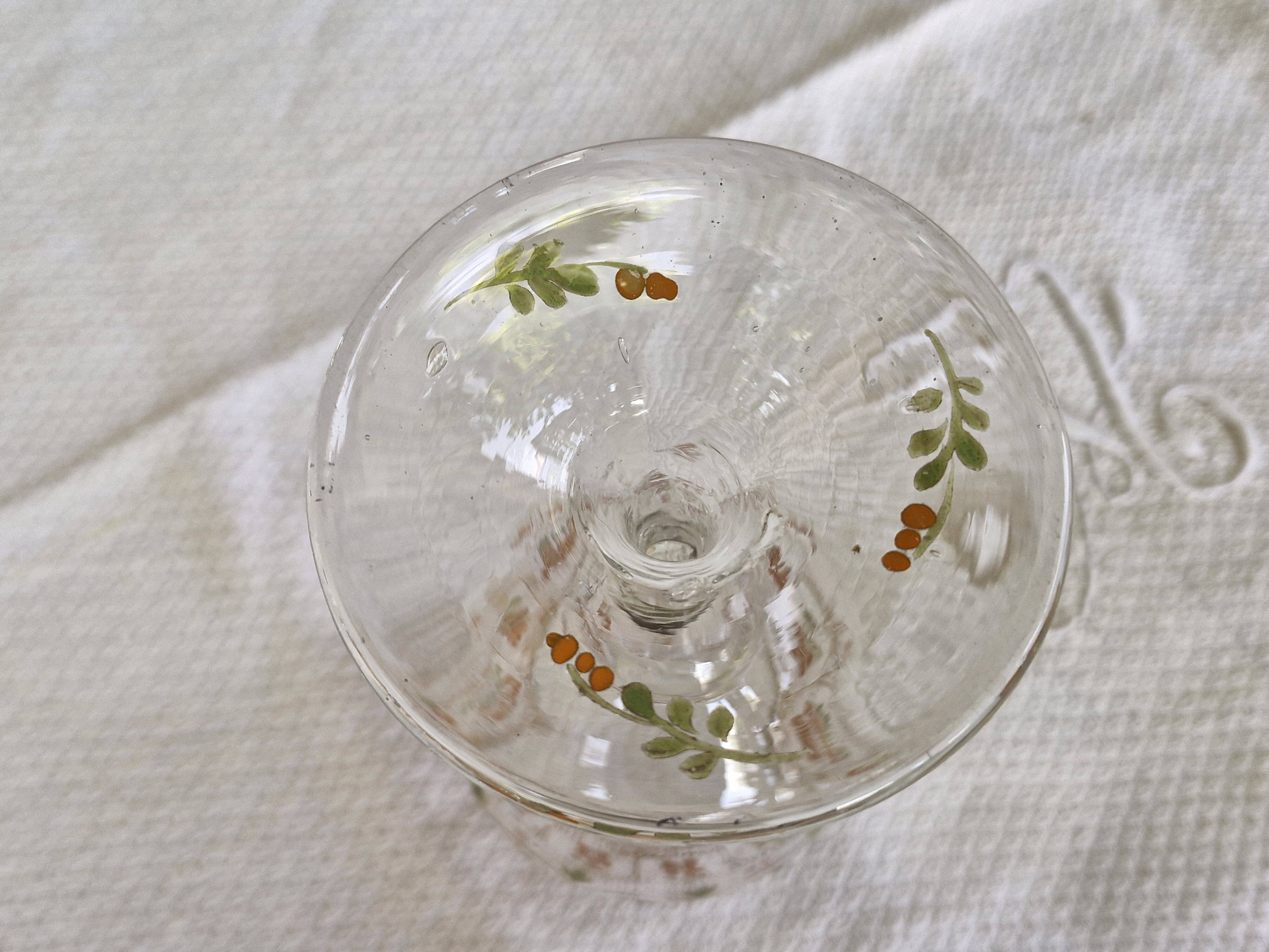 Grand verre ancien émaillé décor floral