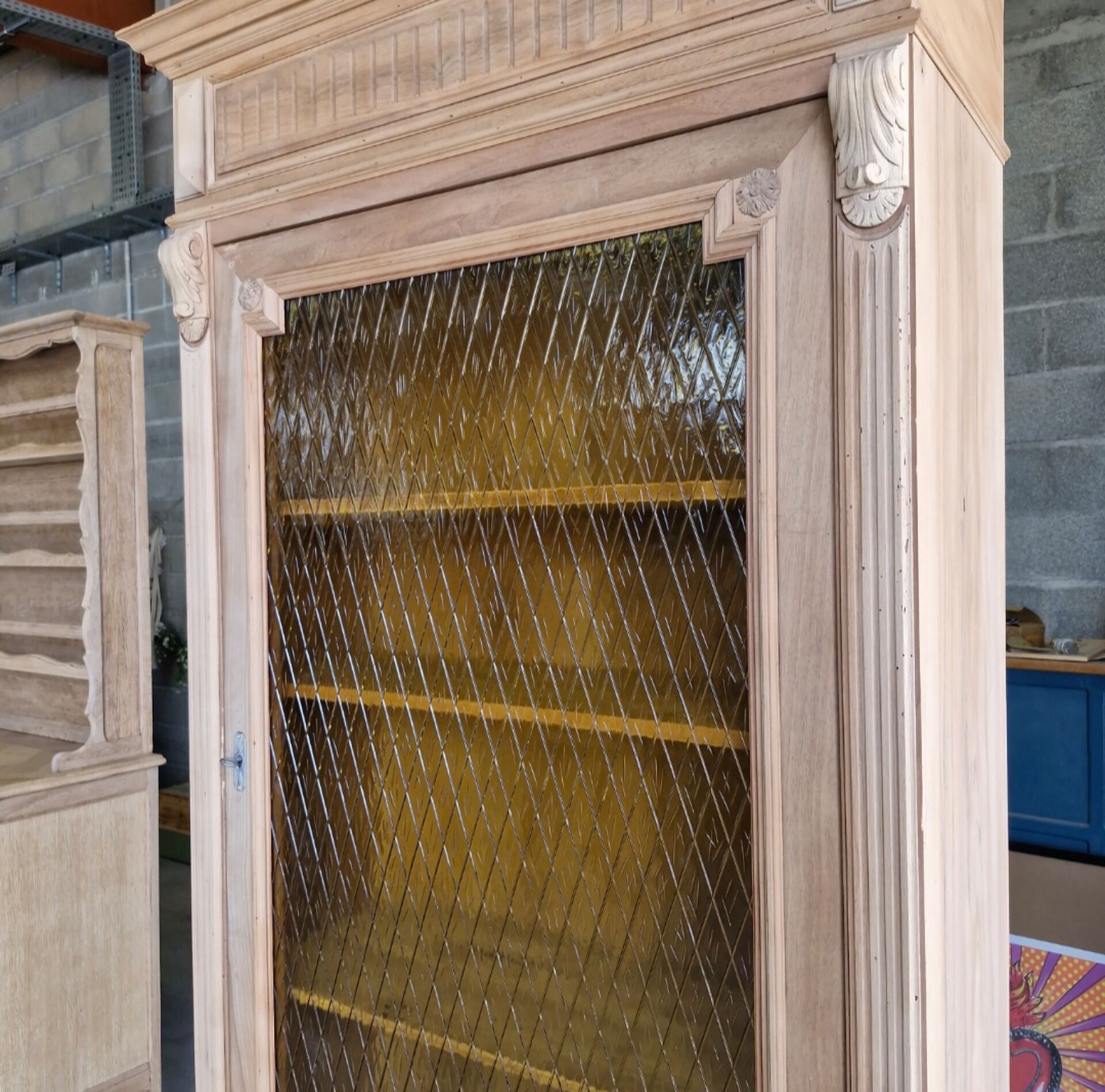Vitrine ancienne néo-Louis XVI aérogommée