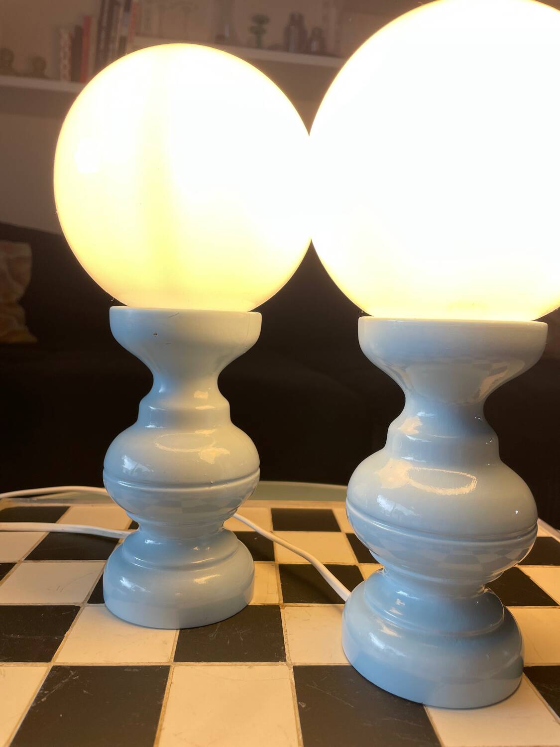 Lampe en bois italienne tournée et opaline années 1970