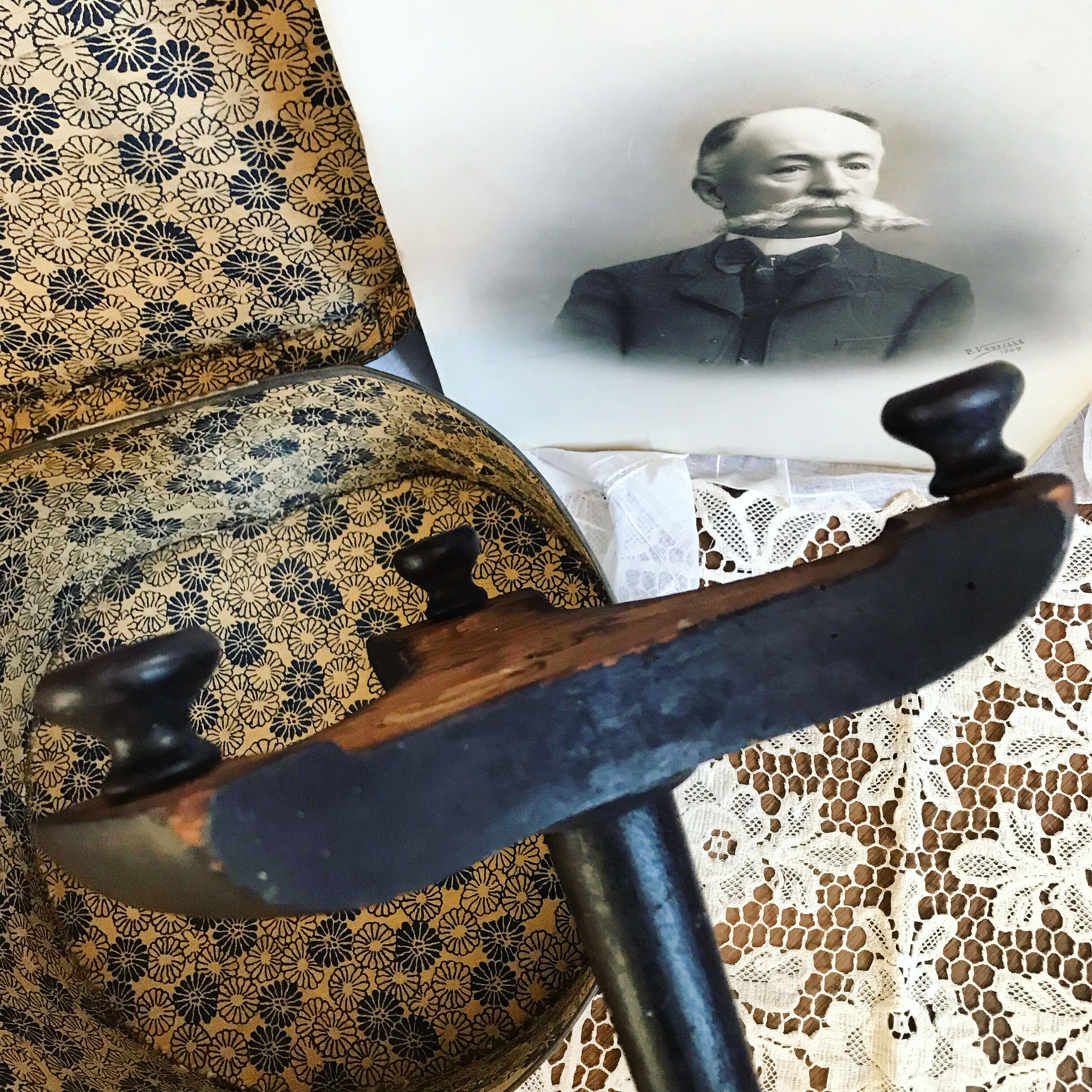 Large Napoleon III hat holder in blackened wood and red velvet. Old hat display. 1900s. Old fashion