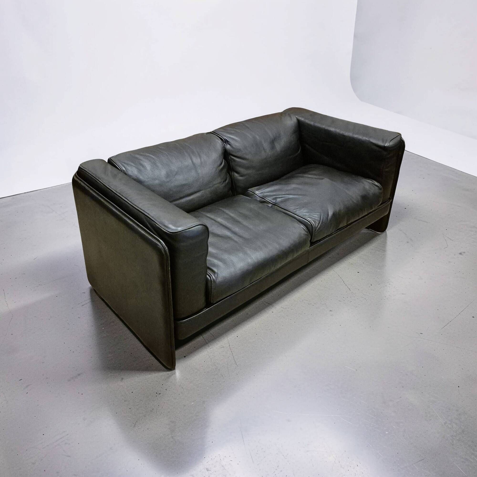 Two-seater sofa in black leather, designed by Tito Agnoli for Poltrona Frau, Italy, 1980s