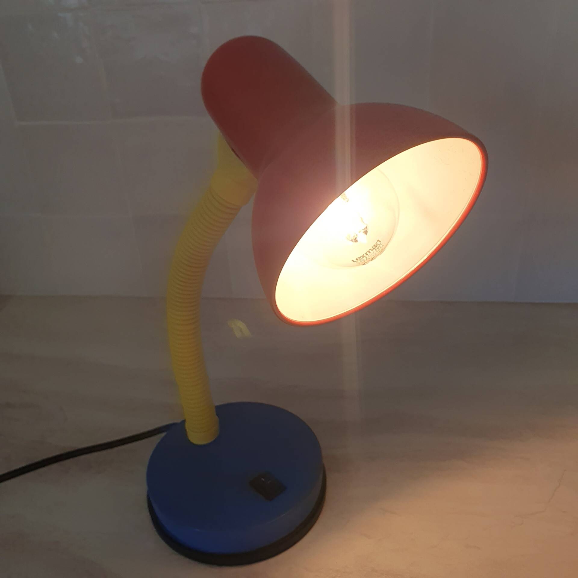 Lampe de bureau couleur Memphis rouge bleu jaune