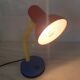 Lampe de bureau couleur Memphis rouge bleu jaune