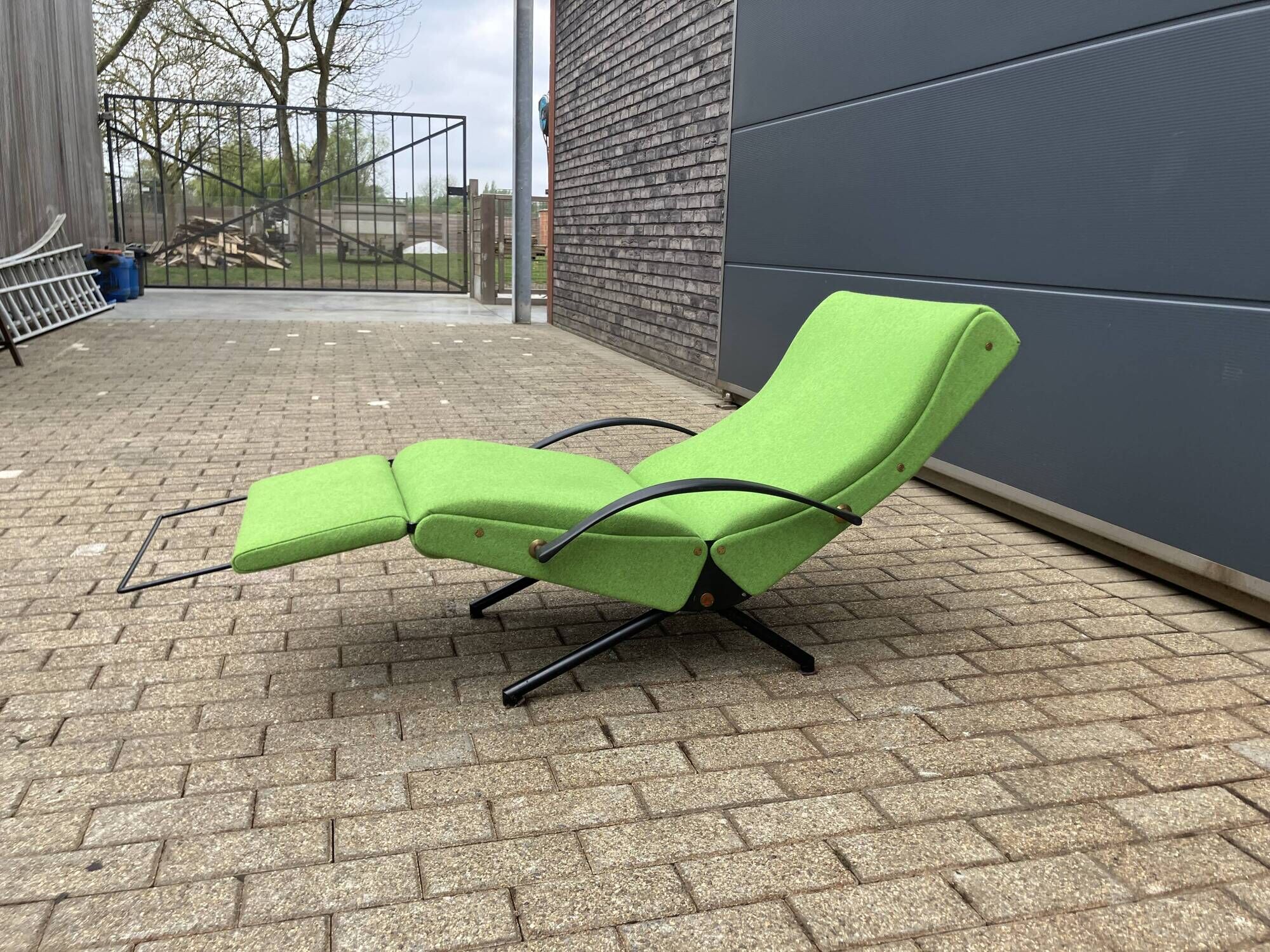 Tecno P40 lounge by Osvaldo Borsani 1st edition, terug in new state!