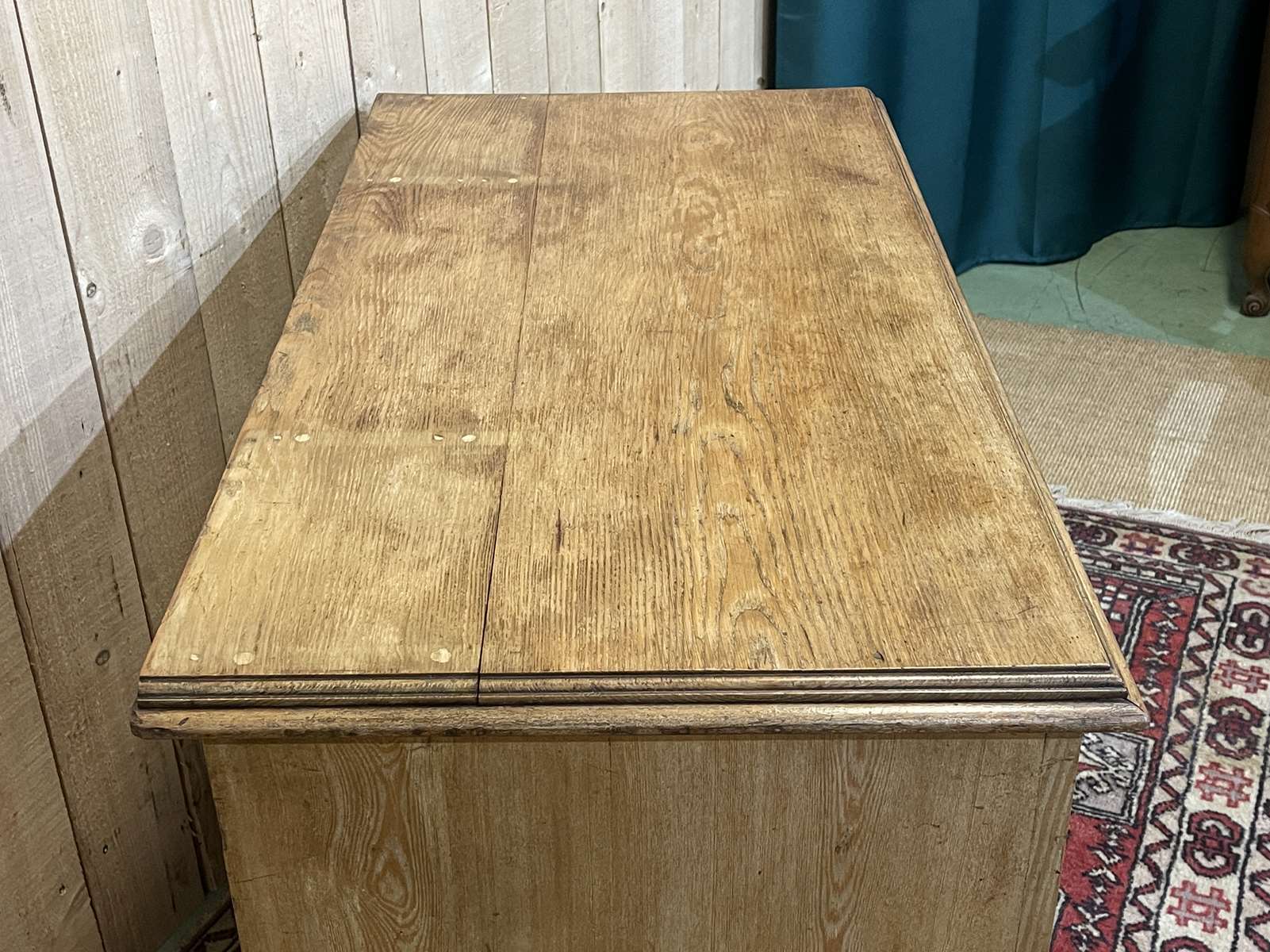 English chest of drawers in frene and nineteenth yew magnifying glass
