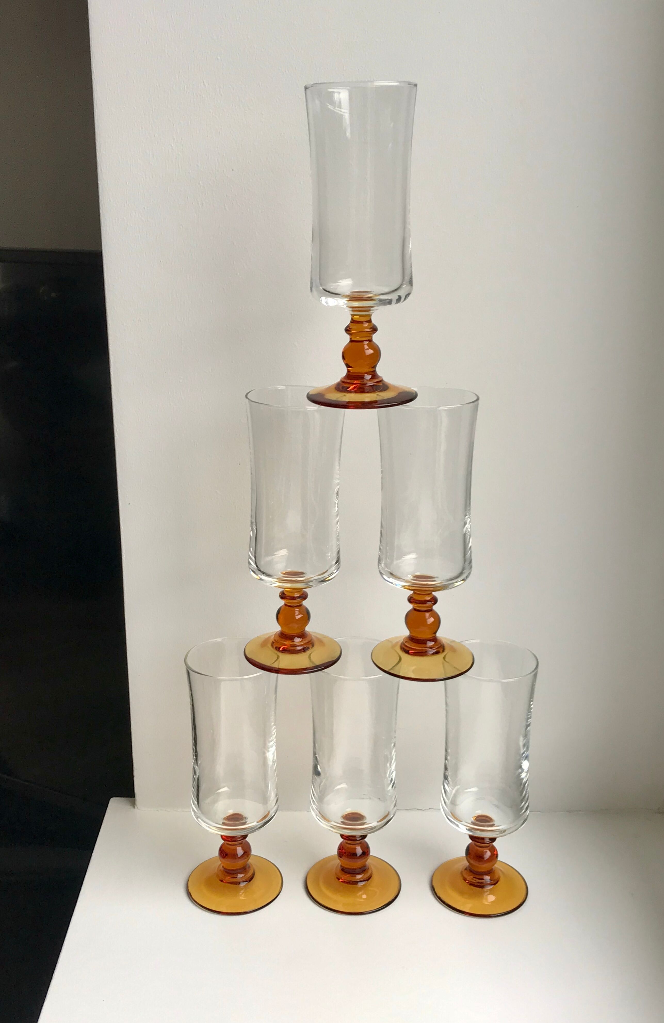 Set of 6 champagne flutes with amber foot 70s