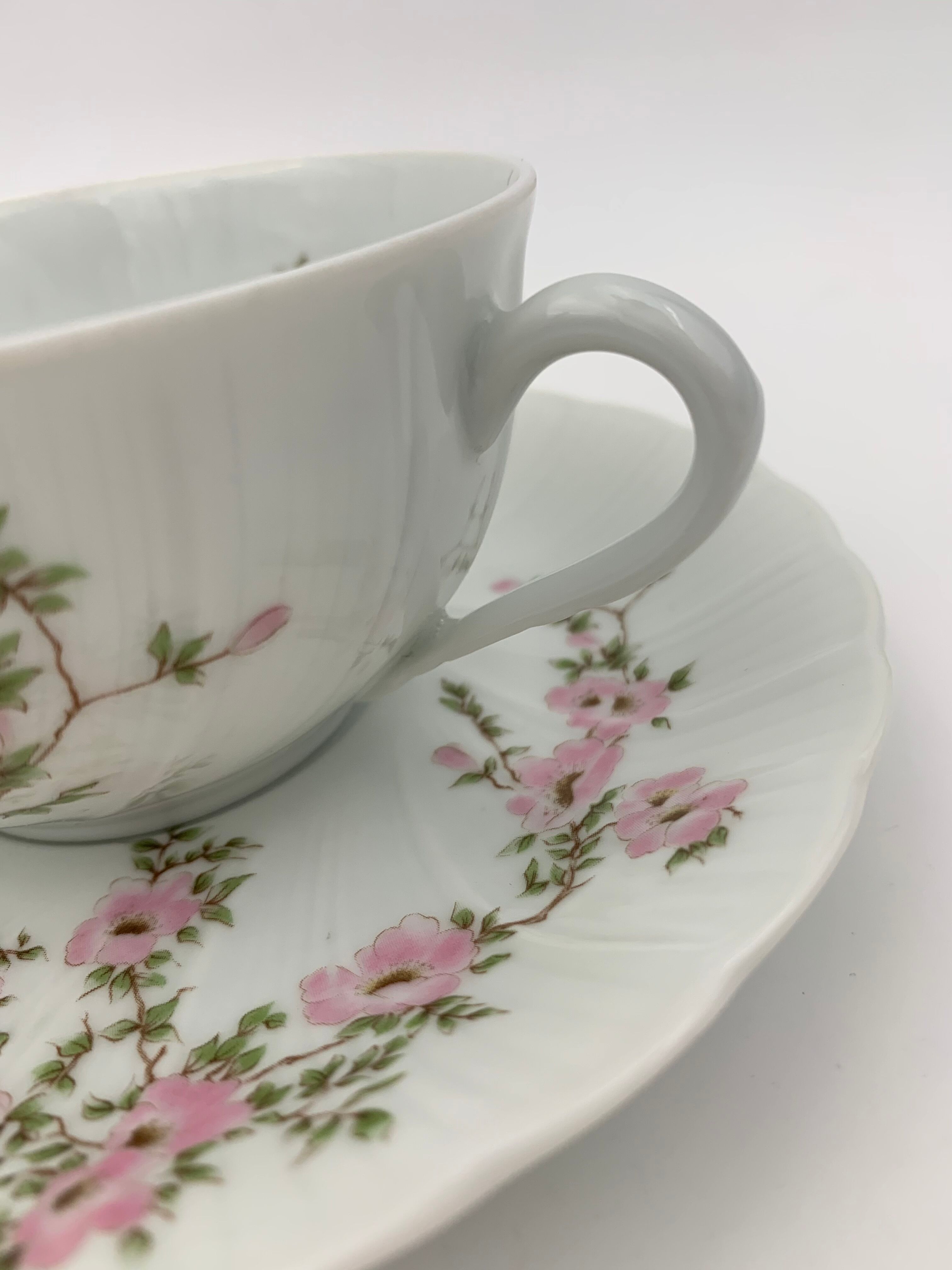 Sept tasses à thé café en porcelaine décor amandine bernardaud Limoges France - Années 1970