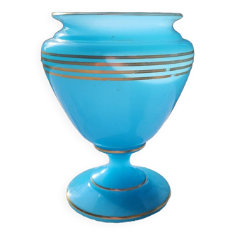 Vase balustre en opaline bleue