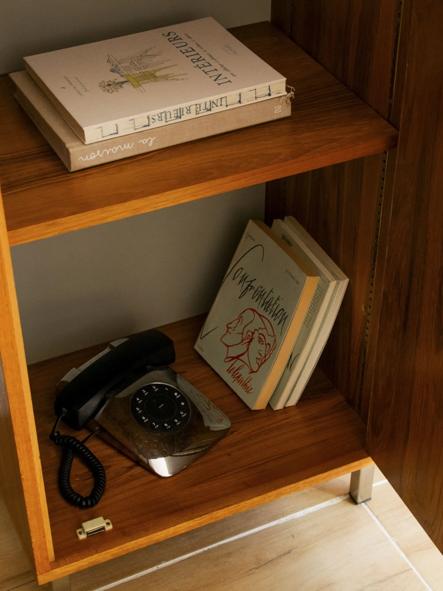 Bibliothèque vitrine scandinave pieds chromés vintage