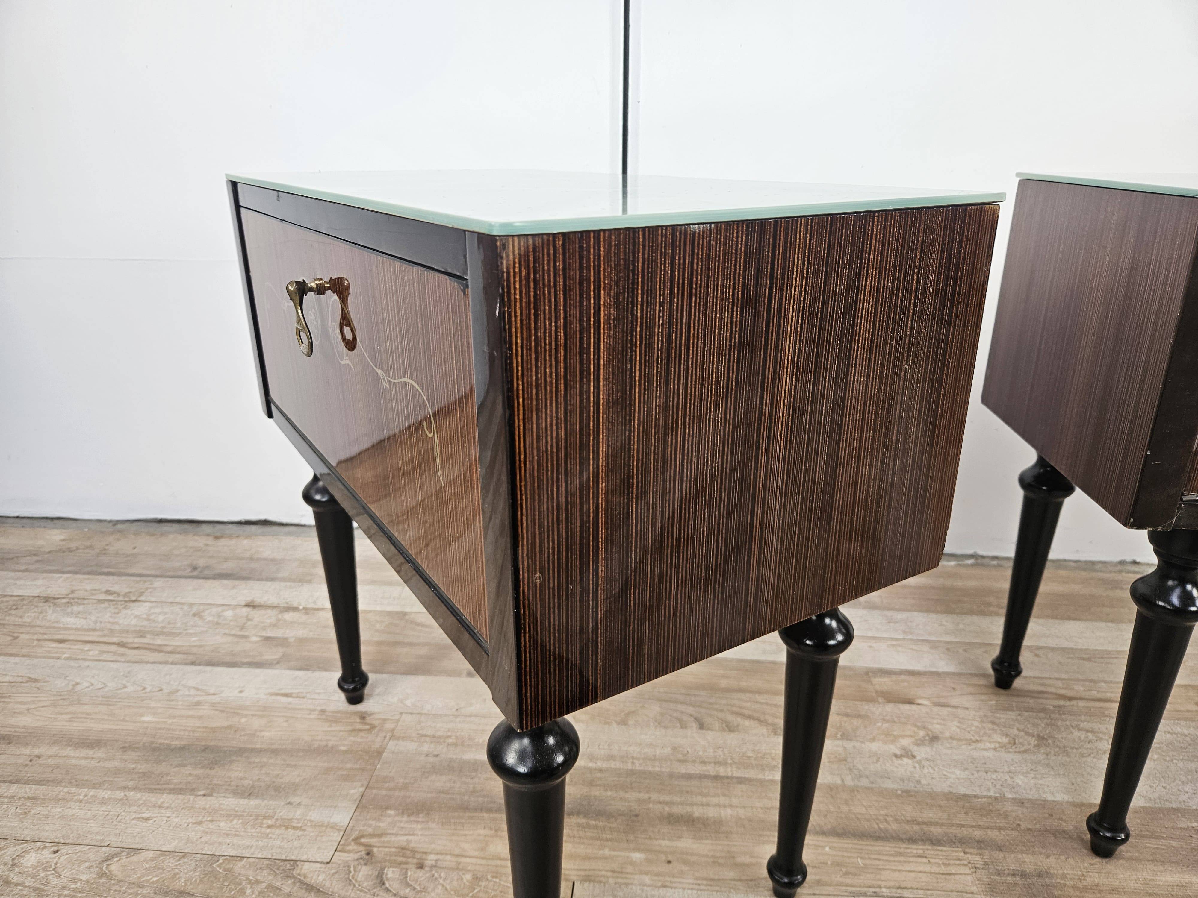 Paire de tables de chevet des années 60 avec porte à abattant et plateau en verre bleu