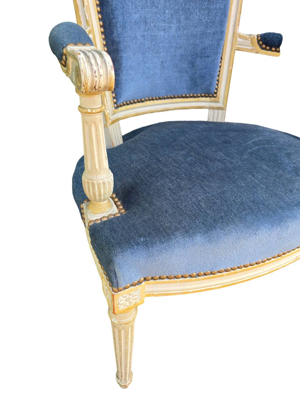 Living room with daybed and two armchairs